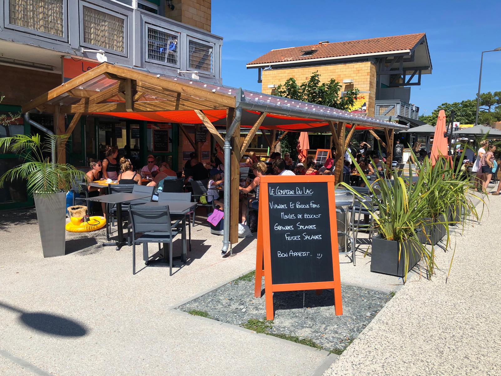 A vendre Fonds de commerce – Maubuisson

A 10 min de Lacanau plage, la station balnéaire de Carcan Maubuisson, une station familiale en plein développement touristique. Venez découvrir un local commercial situé sur une rue passante en face du lac de Maubuisson bénéficiant d’une belle visibilité.

Ce local est actuellement un restaurant et peut être réaménager en tout type de commerce.

Ce fond de commerce dispose de deux terrasses couvertes pouvant accueillir plus de 80 couverts, d’une grande cuisine et bar entièrement équipés, d’espaces de stockage.

Ce restaurant ayant une très bonne réputation, connu de la station depuis 2017 et fort potentiel pour continuer à le développer.

Non soumis au DPE, Normes et Expertises validées. Aucuns travaux d’installation à prévoir

Licence IV vendue avec le fonds de commerce.

Ce restaurant représente une opportunité exceptionnelle pour un premier investissement.

De plus, un logement de type 4 peut être mis à disposition attenant au restaurant.
Pour plus d'informations, n'hésitez pas à me contacter.

Points forts : 
- Chiffre d'affaires à développer 
- Bonne clientèle fidèle 
- Libre de tout salarié
- Disponibilité immédiate