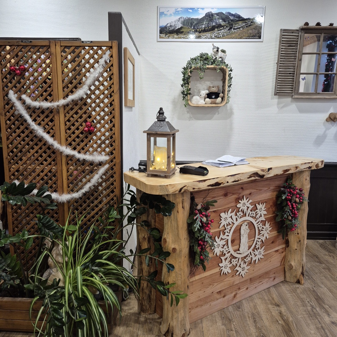 Vends fonds de commerce, salon de coiffure Cocooning chaleureux de 35m²,1 labo et 1 toilette,rien a faire à l'intérieur, dans un cadre magnifique.
Salon qui existe depuis une vingtaine d'années au centre du village avec une clientèle très sympathique et fidèle, malheureusement je dois arrêter suite à des raisons de santé. Seul salon de coiffure du village et dans es alentours, la clientèle attend vivement une réouverture.
