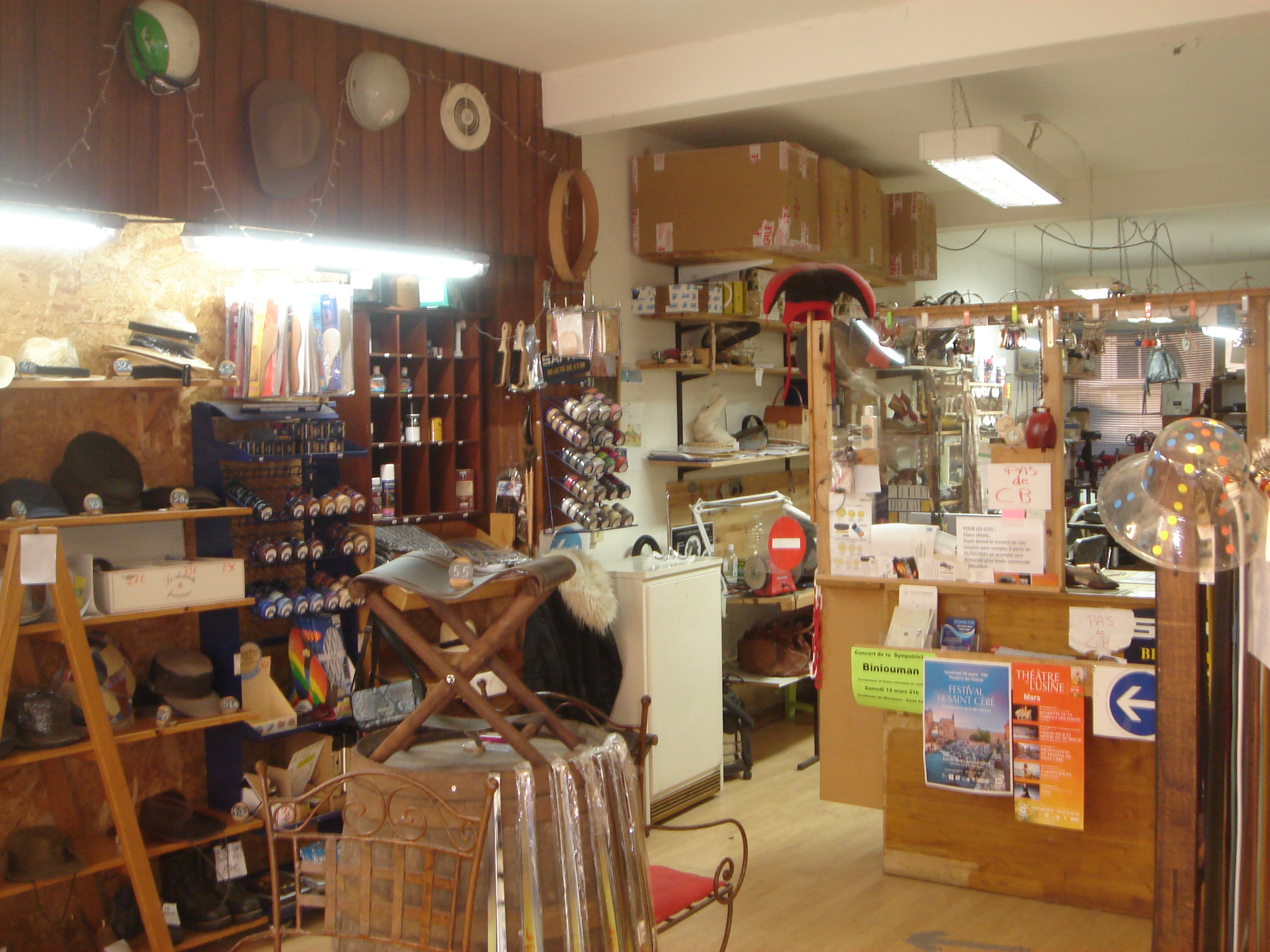 Cause retraite vente de la dernière  cordonnerie en activité à 50 kms à la ronde avec donc un beau potentiel de progression dans une petite ville du lot chargée d,histoire,au coeur d,une region magnifique,au carrefour de la dordogne,du cantal et de la corréze. 
St Céré,proche des villes de Biars et de Bretenoux (6kms usines Andros,Pierrot Gourmand,gare sncf,  plus de 20000 habitants) a donc tous les atouts pour accueillir une famille,avec école, colége,lycée,cinéma,théatre, piscine,hospital, nombreux clubs sportif et activités culturelles qui attirent une clientèle parisienne et touristique pendant les vacances ,ainsi que la proximité des sites mondialement connus de Rocamadour et le gouffre de Padirac. 
  
Le local de 61m²est situé dans la rue principale avec tous les commerces; la cordonnerie comprend la réparetion,la reproduction de toutes clés,la vente de produits d,entretient,de ceintures cuir,de chaussons en peaux d,agneau,chapeaux et casquettes. 

Demande de renseignements par mail ou sms.