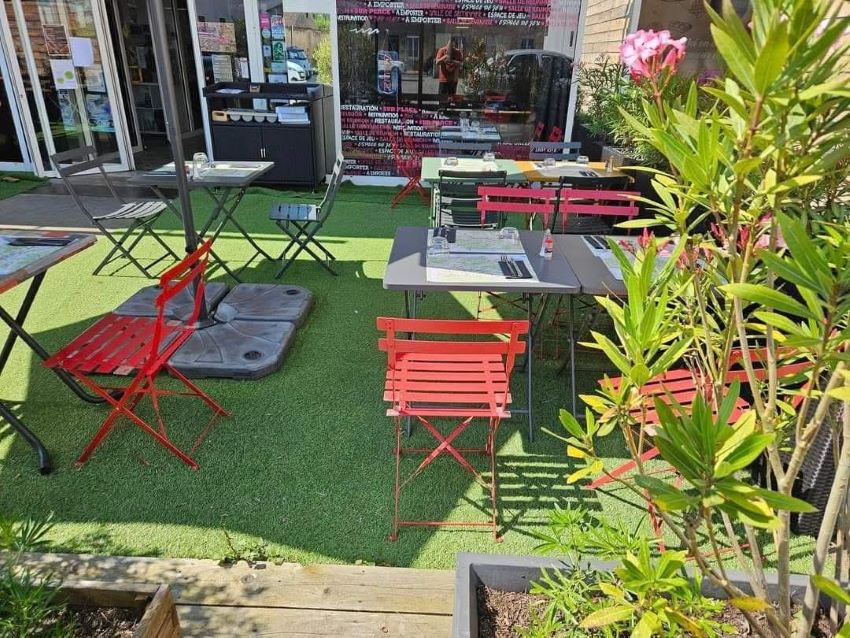 À vendre fonds de commerce d’un restaurant spécialités de viande et burger. Cause déménagement.

 Ce restaurant, reconnu pour la qualité de ses produits et son ambiance conviviale (Référencé Gault & Millau, Petit Futé Labellisé Loire à Vélo), offre une belle opportunité pour un repreneur souhaitant s’implanter dans un cadre dynamique.

Idéalement situé sur la rue principale de Châteauneuf-sur-Loire, il bénéficie d’un cadre naturel et patrimonial remarquable. Forte d’un passé fluvial, la commune valorise son histoire à travers son musée de la Marine, son parc classé et ses équipements culturels. Elle s’inscrit dans une dynamique de développement durable et d’attractivité touristique.

L’établissement dispose de 275 m2 (rénové en 2022) : 1 salle de 60 couverts et 1 salle de 50 couverts (possibilité développement : séminaires, privatisations, CE entreprise). 1 cuisine de 25m2 (matériel fonctionnel), 1 cave de 280m2 ainsi qu'une réserve sèche, 1 bureau, 1 vestiaires personnels, 1 terrasse extérieure de 46 couverts (en retrait de la rue). Parking privé pour la clientèle. Licence 4.

 1 apprenti à reprendre

Ouvert 6 jours/7 : Mardi – Mercredi 12h-14h 19h-21h00 ; Jeudi 12h-14h ; Vendredi – Samedi 12h-14h 19h-21h30 ; Dimanche 12h-14h (19h-20h30 d’avril à septembre).

 Bail commercial tous commerces renouvelé jusqu'en 2033 : Loyer 2000 €/HT mois.

 CA en évolution constante 280 000 HT €

 Opportunité de développement : Limonades, vente à emporter et livraison (nécessité territoire). Site internet opérationnel vitrine et vente en ligne.

 Accompagnement du cédant prévu.

 Prix du fonds de commerce 130 000 €.

Possibilité reprise en location vente.