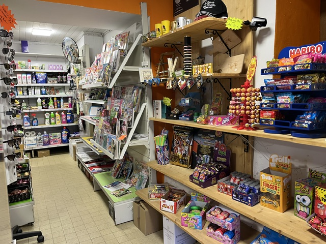 Au cœur d'un village dynamique des Pyrénées Catalanes (66), à proximité de la station de montagne du Cambre d'Aze (gérée par le groupe Trio Pyrénées avec une offre active 4 saisons : ski l'hiver, télésiège VTT/randonnée l'été), cède le fonds de commerce de L'ÉPICERIE DU CAMBRE.
Une offre commerciale riche et conviviale :
•	Alimentation générale & produits locaux : Large choix de produits du terroir et d'alimentation du quotidien.
•	Boulangerie & traiteur : Pain et viennoiseries cuits sur place, poulets rôtis, pizzas à emporter et plats cuisinés maison.
•	Terrasse extérieure & rafraîchissements : Espace terrasse aménagé proposant boissons chaudes, boissons fraîches et glaces.
•	Services de proximité : Gaz, Presse, journaux et point FDJ.
•	Matériel professionnel complet : Chambre froide, équipements de cuisson, vitrines et aménagement intérieur révisés et entretenus.
Atouts : Affaire clé en main bénéficiant d'une clientèle fidèle d'habitants à l'année ou en secondaire et d'un flux touristique continu grâce au dynamisme de la station (double saison hiver/été). Idéal pour un couple ou des associés souhaitant s'installer en montagne et reprendre un commerce de proximité dynamique et chaleureux.