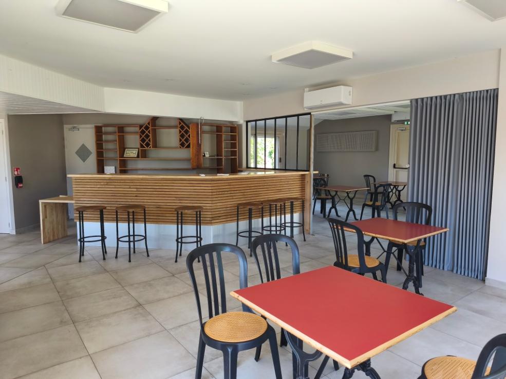 Belle opportunité pour personne(s) souhaitant reprendre une activité conviviale :

Location-gérance du multiple rural (bar/restaurant/épicerie de proximité/dépôt de pain) sur la commune  de Saint-Quentin sur Charente, à proximité des lacs de Haute-Charente  en Charente.

L’établissement, rénové récemment, appartient à la commune. Situé au cœur du village, il dispose d’un parking, d’une terrasse avec aménagement extérieur possible, d’un bar, d’une salle de restauration  ). Capacité du restaurant : 40 couverts. Murs et licence IV appartiennent à la mairie. Logement à l’étage d’une surface de 70.84 m2
Loyer mensuel 500€.

Autres atouts :  digue principale du barrage de Lavaud et  son aire de camping-cars,  les chemins de randonnée et la véloroute.