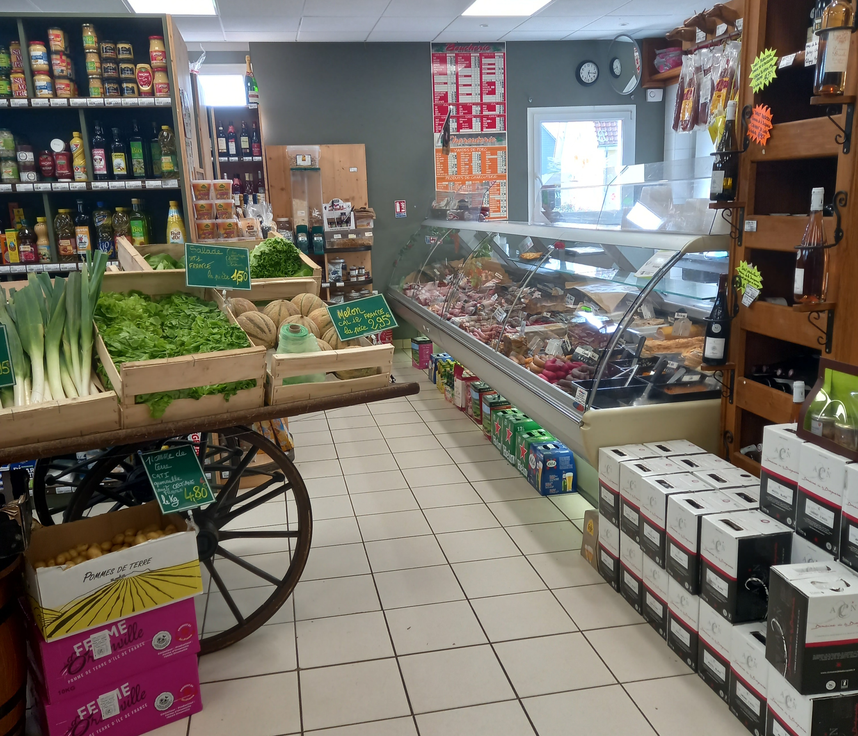 Fonds de commerce - Épicerie, Boucherie/Charcuterie, Traiteur près de Rouen, possible d'acquérir les murs appartenant à la mairie.

Saisissez une opportunité unique d'acquérir un fond de commerce florissant, situé à seulement 25 kilomètres de Rouen, au bord de l'Autoroute A28. Cet établissement, reconnu pour la qualité de ses produits et son service, combine une épicerie, une boucherie/charcuterie et un service traiteur,....etc  attirant une clientèle fidèle et variée.

Chiffre d'affaires : 1 000 060 € en 2023

Avec un chiffre d'affaires d'environ 1 000 060 € pour l'année 2023, ce commerce est une véritable pépite pour un entrepreneur souhaitant se lancer dans le secteur alimentaire. L'emplacement stratégique et la réputation bien établie de l'établissement garantissent un potentiel de croissance continue.

Caractéristiques de l'établissement :
- Épicerie bien approvisionnée avec des produits locaux et de qualité
- Boucherie/charcuterie offrant une large gamme de viandes et de spécialités artisanales
- Service traiteur apprécié pour des événements variés
- fromagerie
- primeur
- Clientèle fidèle et en constante augmentation

Le chiffre d'affaire est solide et en croissance, l'équipe en place est prête à accompagner le nouveau propriétaire dans ses débuts d'activité. Le cadre de travail agréable et dynamique car nous sommes dans un bourg rural.