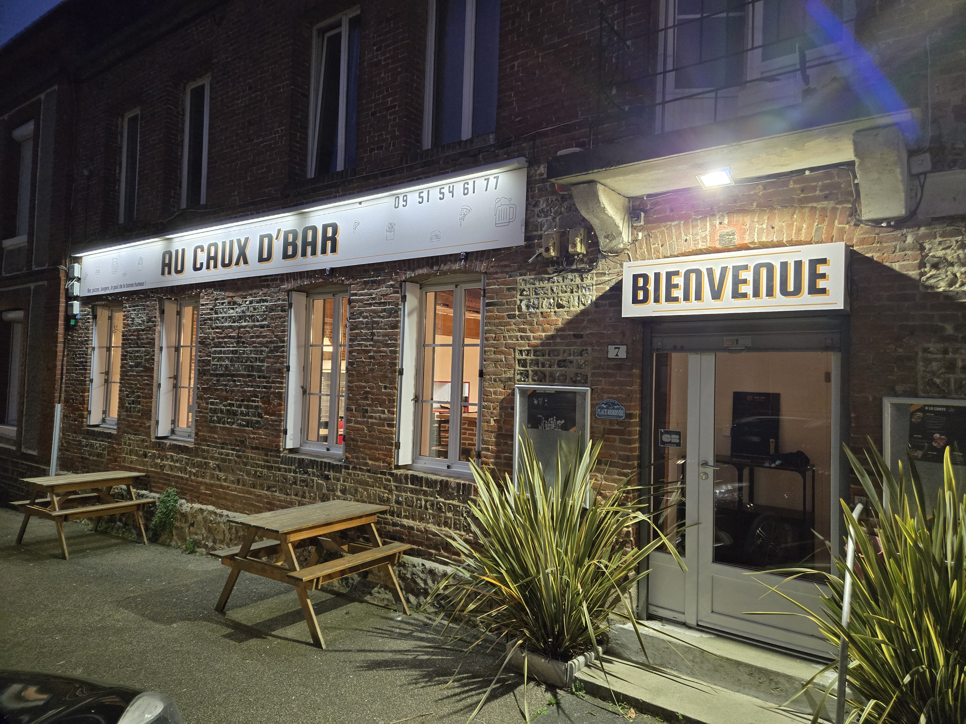 Fond de commerce d'un Bar pizzeria implanté au cœur du village (Ourville en caux) 

Capacité du bar 25 places assises + 15 en terrasse. 

Doté ́d'une cuisine équipé et d'une salle de jeux annexe. 

Nombreuses places devant l'établissement, pas de contrat brasseur.

Activités de bar, pizzas, burgers, concert, soirées a thèmes.