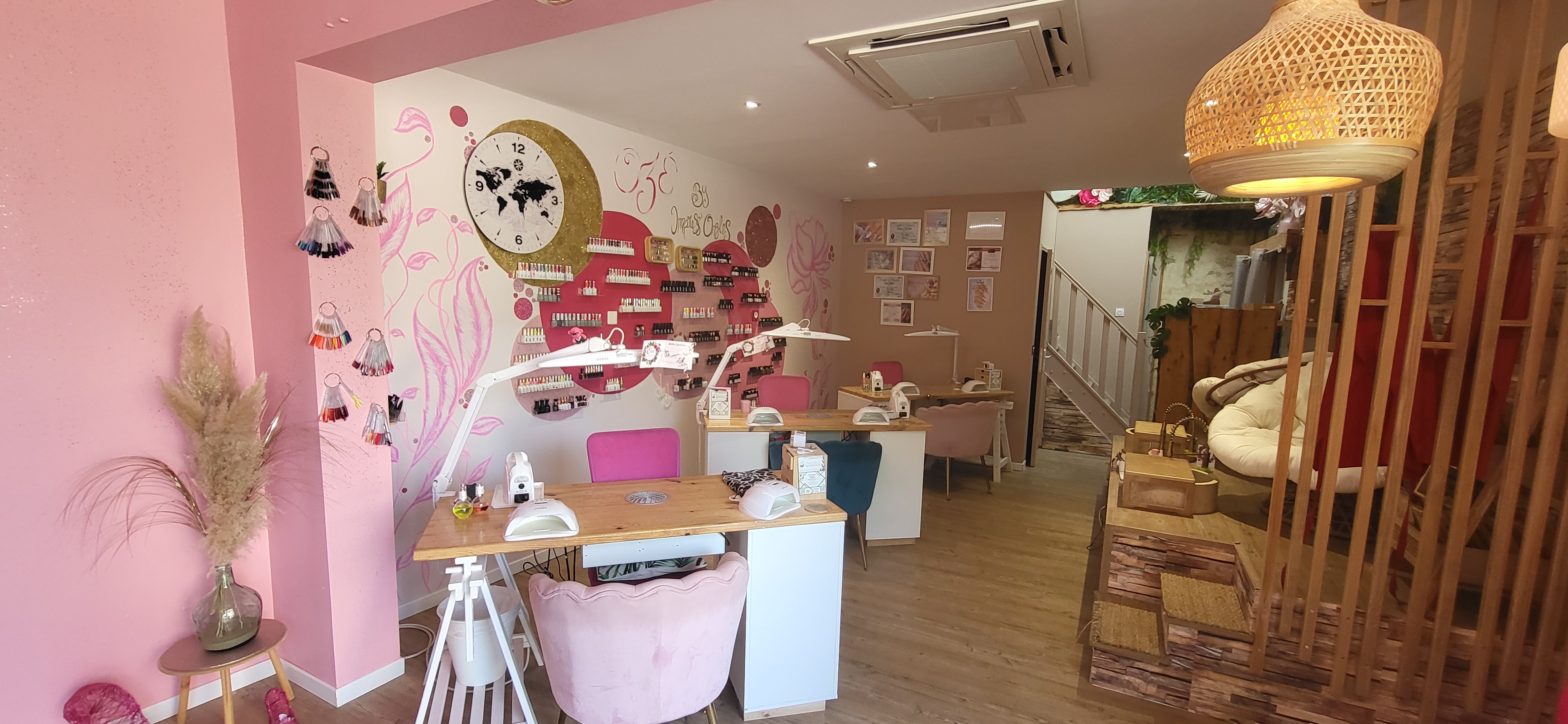 URGENT
Suite demenagement je vends mon Salon de beauté spécialisé dans les ongles et les cils dans le sud Vendée. Disponible au 1er/9/26
Clientèle fidèle depuis 4 ans. Une employée en Cdi.
Au rez de chaussée 3 postes mains tout équipé : lampe uv, lampe velleman, ponceuse kemmer, aspirateur encastré novaflair ainsi que 2 postes pieds sur 1 estrade avec evier: eau chaude/froide.
A l étage : une cabine pour faire les cils avec table, matelas a mémoire de forme et une 2eme cabine avec douche et lavabo. Possibilité de réunir les 2 cabines. Salon climatisé