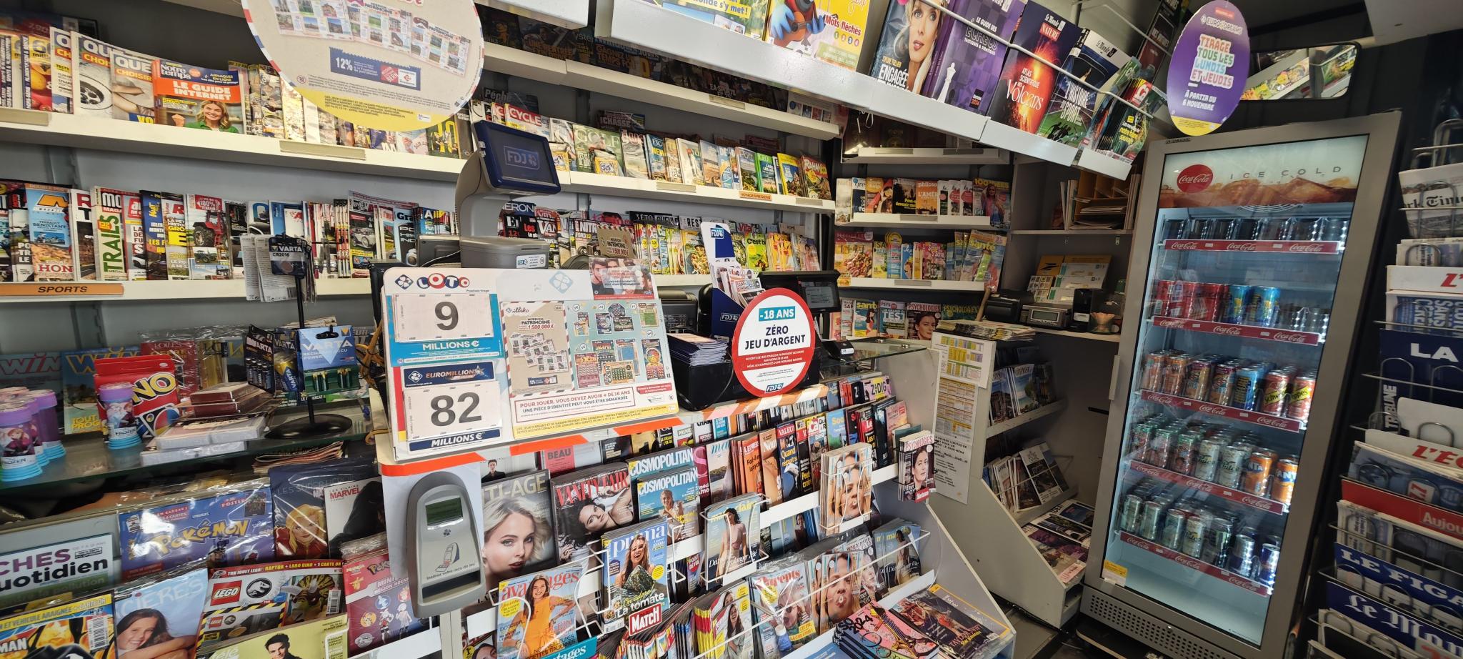 Il s’agit de gérer un kiosque sur La Baule :
Avenue du Général De Gaulle/Place Leclerc (kiosque ouvert à l’année) ; le kiosque est idéalement positionné, au bout de la rue commerçante à deux pas de la plage.

Je vous explique ci-après, le fonctionnement pour devenir kiosquier. Bien entendu, nous échangerons ensemble, soit en visio, soit en présentiel (sachant que je suis basé sur Toulouse).

Pour devenir gérant de kiosque, il vous faudra avoir un agrément de diffuseur de presse en effectuant une formation payante (une partie ou la totalité pourrait être pris en charge suivant votre situation actuelle) en présentielle 2 jours (au dépôt de presse de Saint-Herblain).
Vous disposerez de ce kiosque sans droit d’entrée, sans avoir à investir dans un pas de porte ou fonds de commerce, avec de faibles charges ; néanmoins, il vous faudra avoir un fond de roulement/trésorerie (7000€ au minimum) ; le dépôt de presse (l’entreprise qui vous livre la presse basée à Saint-Herblain) vous expliquera plus en détails le fonctionnement. 

Vous serez travailleur indépendant donc non salarié ; il vous faudra créer une société et donc avoir un numéro de Siret (SAS, SASU, SARL, EURL, EI… autoentrepreneur possible) 
Vous aurez la gestion du kiosque pour une durée de 5 ans, renouvelable une fois (soit 10 ans).

Il y aura 2 dossiers administratifs à préparer, un pour la partie “presse” et un pour “la Française des Jeux/FDJ” ; pour avoir les validations de ces 2 entités, prévoyez 3 mois avant une ouverture.

Les activités (votre salaire proviendra des commissions de ces activités) :
 
Presse nationale (23%) et régionale (14%)
Les jeux de la Française des jeux (FDJ) : jeux de grattage, tirage, paris sportif (5%)
Le relais colis avec Pickup (suivant le nombre de colis)
Relais La Poste
Les souvenirs, les cartes postales et cartes évènementielles
Les boissons, les glaces emballées, les confiseries, les spécialités locales. Une petite terrasse pourrait être autorisée par la ville sur le côté du kiosque.
Si vous avez d’autres idées d’activités, n’hésitez pas à m’en faire part (services à la personne, clés minute, conciergerie, transfert d’argent, service carte grise…), mais de toute façon, elles seront soumises à la validation de la ville.
 
Les charges (hors impôts et Urssaf) :

Loyer mensuel 200€ HT (240€ TTC) - Caution pour le kiosque : 720€ ; caution restituée à la fin sauf anomalies constatées.
Electricité, routeur 4G ou box internet
Caisse informatisée spéciale presse (Strator, Bimedia, JDC…) : entre 80 et 120€/mois
Assurance

Les horaires :

Vous vous adapterez au besoin de votre clientèle mais en général, les autres kiosques de mon secteur ont pour habitude d’ouvrir :

7h/7h30 – 12h30 et 16h – 18 ou 19h ou journée continue
Samedi matin et dimanche matin (les après-midis sont conseillés) 
A votre convenance mais vous pourrez étudier un jour de fermeture dans la semaine.
Dans tous les cas, les kiosques devront avoir une amplitude horaire plus grande pendant la haute saison (de Pâques à la Toussaint).