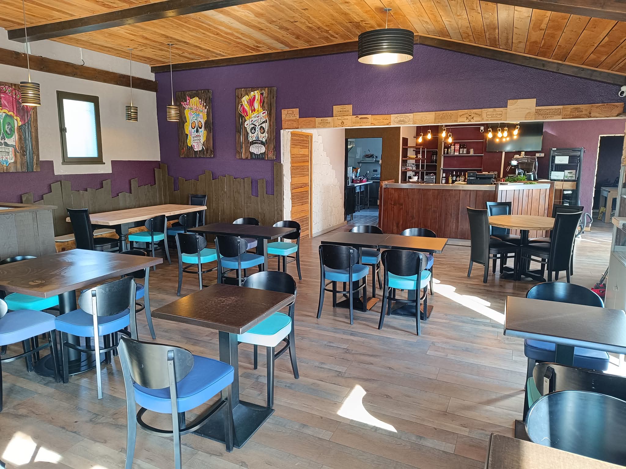 # À VENDRE # fonds de commerce # #RESTAURANT/ PIZZERIA#
#Le fougassais#  Mallefougasse-Augès 04230
Cette belle affaire est donc de nouveau disponible immédiatement.

Les atouts du local :
 * Clientèle fidèle,. Prêt à travailler, avec du matériel récent, grand parking au pied de la montagne de lure.

 * Très beau potentiel de développement (sur place, à emporter, livraison).

 * Outil de travail prêt à l'emploi.

Prix de cession : 60000 € négociable 

Loyer communal: 818€
Affaire idéale pour un professionnel de la restauration ou un couple de passionnés souhaitant s'installer rapidement.

Logement à l'étage  comprenant une chambre une salle de bain et une pièce principale avec mezzanine.
(Curieux s'abstenir, merci !)