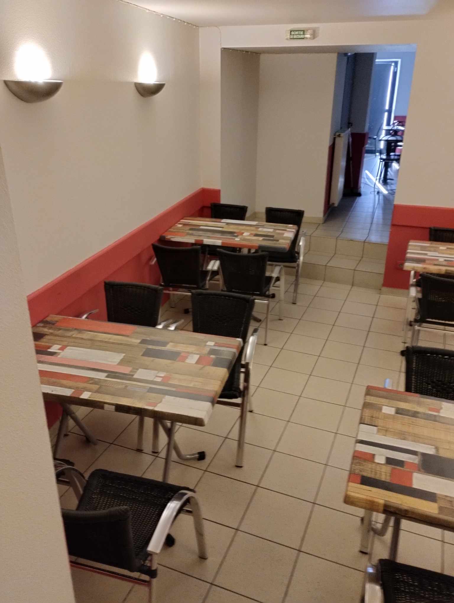 Je vend mon fond de commerce bar restaurant licence IV .
150 m2 qui comprennent:
salle de bar (possible 26 place assises + 5 tabouret au bar)
salle de restaurant ( 20 à 30 place suivant agencement )
WC avec lave main normes handicapé
cuisine
petite réserve
grande réserve ( possibilité d'y faire une salle supplémentaire ) avec accès cour
terrasse place du village, de 40 à 100 places
joli village classé situé entre Langogne et Mende avec de nombreuses commodités: boulangerie, boucherie, poste, station service, superette, bar tabac, auberge, hôtel, camping, gites,  garage, chocolaterie, divers entreprise du bâtiment, pompier, gendarmerie, crèche, école primaire, institue de beauté...
très belle opportunité vendu cause soucis de santé et rapprochement familiale.
affaire à tenir en couple + un en été, gros potentiel de développement.
fond de commerce : 40 000€
loyer : 470€ (murs à la mairie, extincteurs, entretien chaudière, prise en charge par celle-ci)
droit de terrasse : 60€ l'année

pour les plus éloigniez si transaction faite avant mon départ du département possibilité de reprendre à 14 km maison en location de 120 m2 sur deux niveaux avec trois chambres 2 WC chauffage fioul le tout dans magnifique lieu au bord de la rivière ( loyer 585€ )

une visite s'impose......