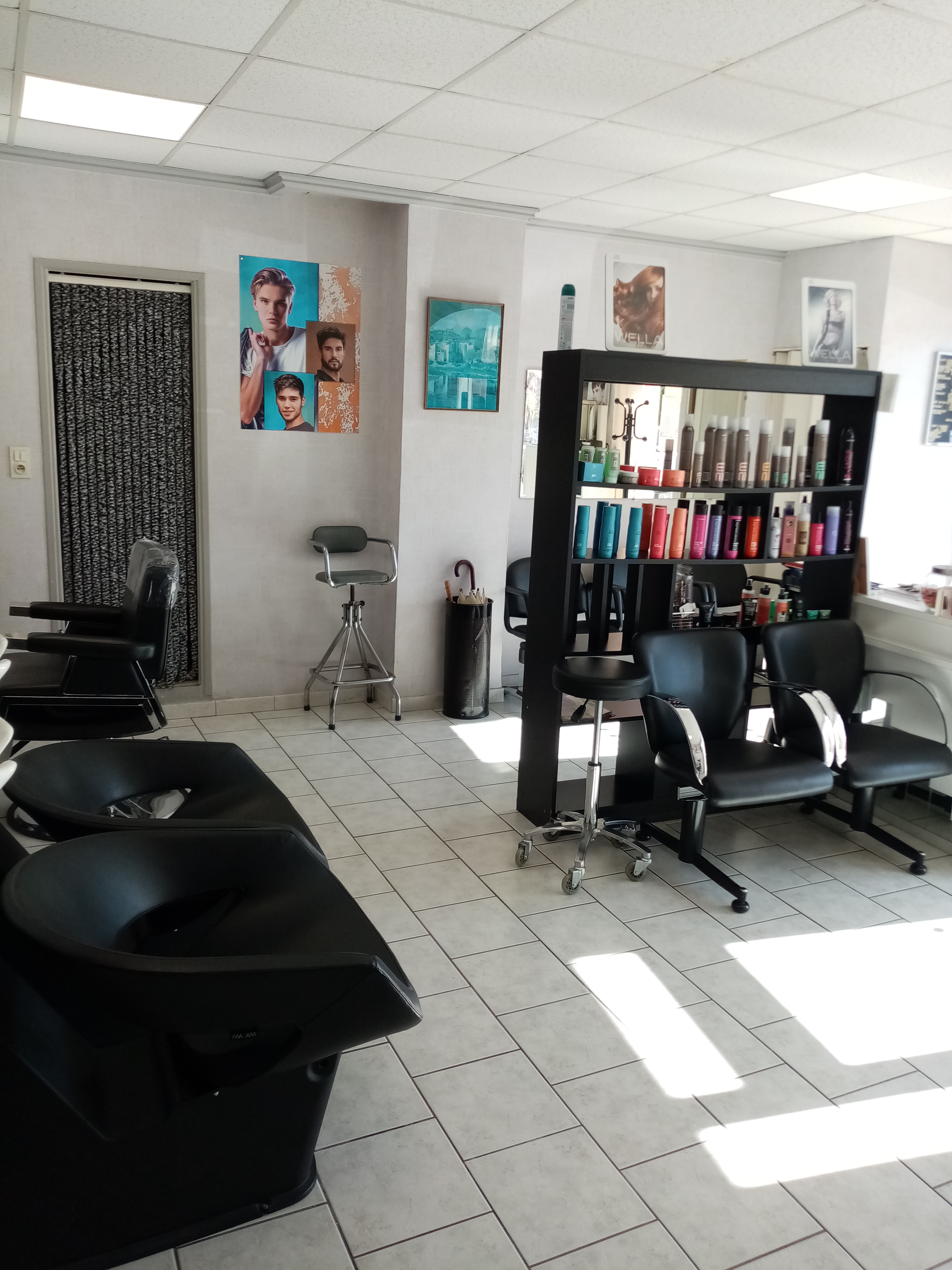 Cause retraite,vend salon de coiffure mixte et sa fidèle clientèle depuis plus de 40 ans!
Salon implanté au coeur  du très beau village médiéval de Sauve,face à un parking,accés PMR.
Situé dans le triangle cévenol idéal Nîmes,Montpellier,Alès (60 minutes de la mer,60 minutes de la montagne Cévennes Aigoual)
Le village dispose de tous les services petite enfance,scolaires,commerces,industries,transports,et culture.
Vie associative très riche et très dynamique.
Le village est connecté,fibre +coworking.