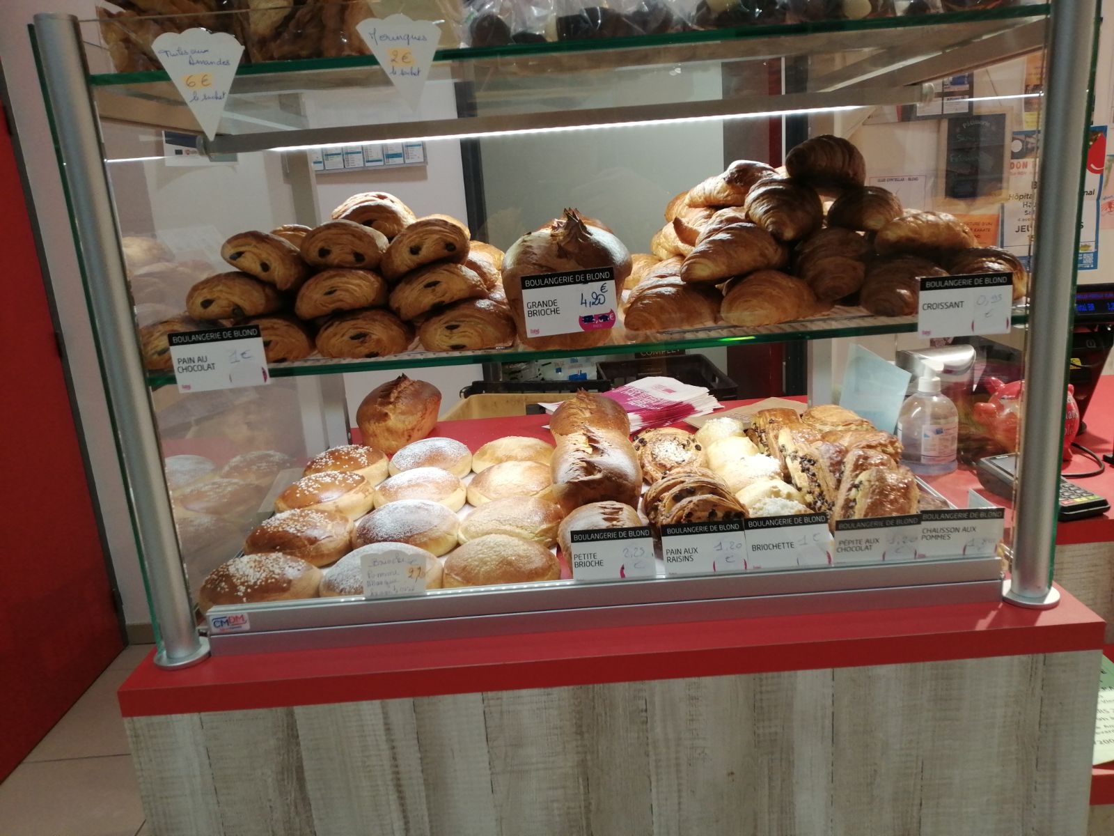 Vends fond de commerce + matériels boulangerie-pâtisserie sur une commune de 700 habitants.
Locaux appartenant a la commune, loyer commerce 450 euros HT + logement 250 euros.
L'ensemble du matériel est en bon état de façon général.
Clientèle fidèles et régulières vous êtes au cœur du village.
CA 2021 : 217 000
CA 2022 : 205 000
CA 2023 : 221 000
CA 2024 : 243 000
Pour plus d'information me contacter par sms