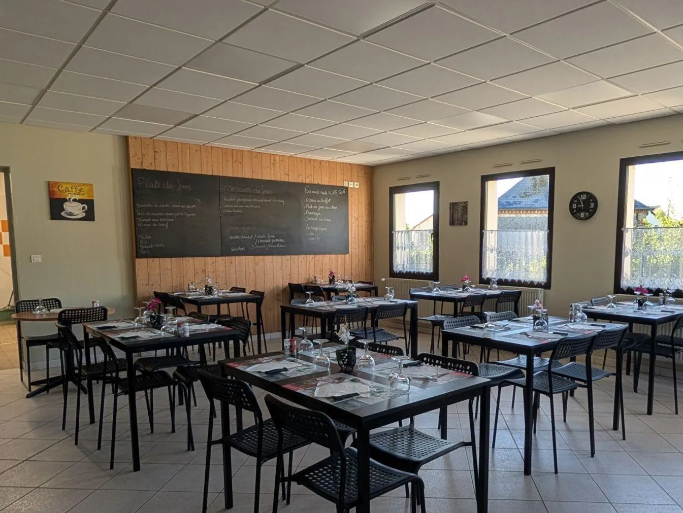 afin de pouvoir anticiper le départ en retraite, nous vendons notre fond de commerce , bar, restaurant, FDJ, poste, petite épicerie, presse locale dans un charmant village, proche de la ferté bernard et de l'autoroute A11, 
école, gare , bus scolaire.
Ouvert actuellement du lundi au vendredi et certains samedis de 7 h 30 à 15 h 
6 semaines de congés, quelques repas exterieurs mais un gros potentiel pour le bar et le restaurant le soir pour ceux qui le désire.
Pas de salarié à reprendre, clientèle fidèle (ouvriers et famille)
Murs à la commune 700 € HT loyer commerce et logement (3 chambres, grande pièce de vie, cuisine, buanderie et grande terrasse extérieure)
Parking pour la clientèle
chiffre d'affaires en progression tous les ans.
Cuisine opérationnelle, matériel en place, controles faits tous les ans (bac à graisse, extincteurs, électrique...)
bail 3/6/9 
Renseignements et photos sur demande, pas sérieux et pas du métier s'abstenir