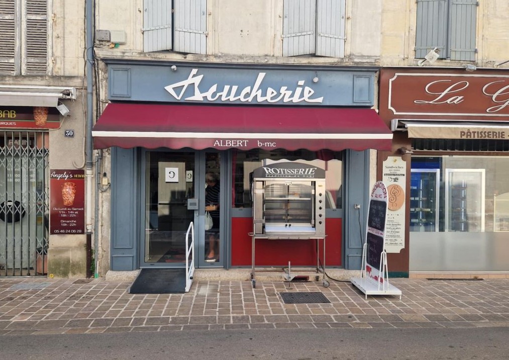 Vend fond de commerce Boucherie Charcuterie à Saint Jean d'Angély (17400) en Charente-Maritime, bénéficiant d'une activité solide et d'une clientèle fidèle. 

Emplacement privilégié dans le centre historique, dans un environnement pittoresque et plein de charme, à proximité immédiate du marché couvert. 

La situation offre une excellente visibilité et un passage important aussi bien grâce aux habitants qu'aux visiteurs de passage. 

Une belle affaire pour un professionnel souhaitant reprendre un commerce déjà bien implanté, dans une ville dynamique de Charente-Maritime.
