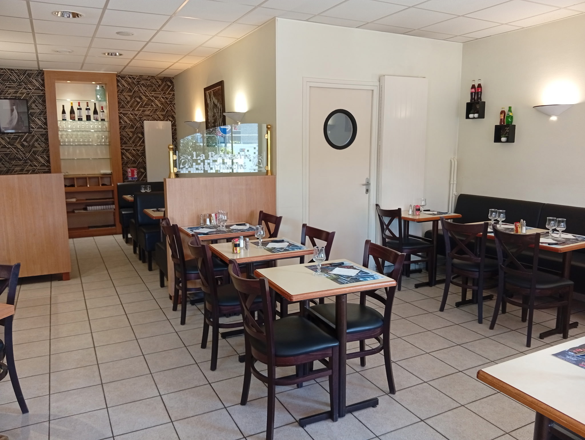 🏨 A vendre Hôtel Bar Brasserie en centre-ville face à la place du marché en pleine rénovation. En effet, vous aurez la chance de bénéficier d'un environnement flambant neuf !

Etablissement d'avant-guerre ayant était reconstruit. Il fait partie intégrante du paysage condéen.

Aujourd'hui il est géré par 2 associés, dont l'une qui aspire à une retraite bien méritée et l'autre qui souhaite voguer vers de nouveaux horizons !

Idéalement situé il offre :
* 1 cuisine équipée
* 1 salle de restaurant avec bar au RDC de 45m²
* 1 terrasse ouverte de 28m² avec possibilité d'agrandissement
* 1 salle de restaurant au 1er étage de 45m²
* 1 appartement au 1er étage de 35m² avec salle de douche (sans cuisine)
* 🛏️5 chambres au 2éme étage totalisant une surface de 50m²
* 🛏️ 3 chambres au 3éme étage totalisant une surface de 30m²

C'est une affaire vivante, qui attend simplement de trouver des passionné(e)s pour en reprendre les rênes. Un fort potentiel de développement car service de restauration uniquement le midi. 
Un cadre de vie agréable aux portes de la Suisse Normande ⛰️🐄🧗🏼🚴🏼🚵🏼 🚣🏼 !

💶 Un prix attractif : 145 000€
💶 Un loyer raisonnable : 1350€ H.C
🗃️ Bilans disponibles sur demande
🧑🏼‍🍳 1 salarié(e) en CDD