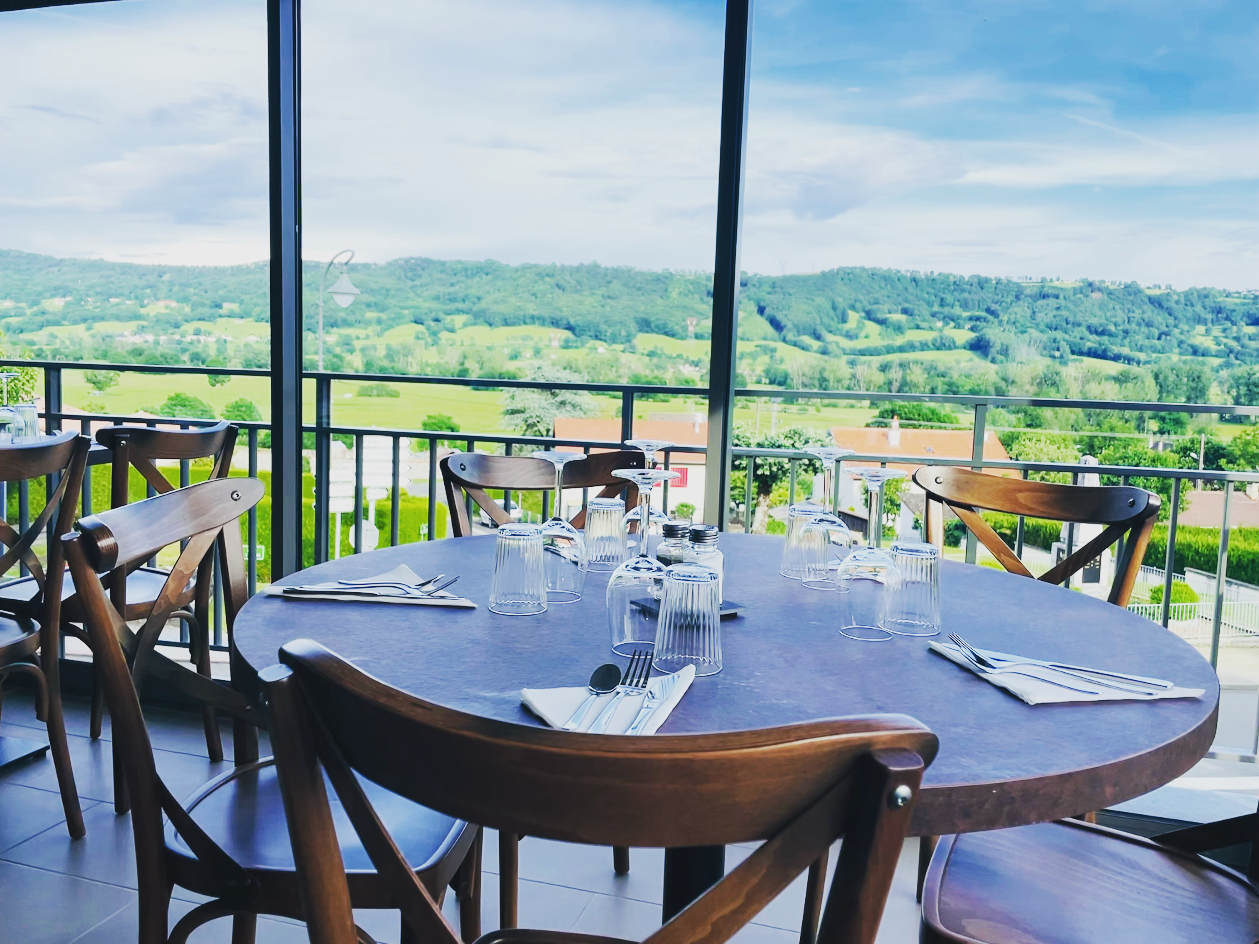 Vend fond de commerce 120000€ 
(Bistrot- Café- Restaurant - Pizzeria )

Au cœur d’un joli petit village du Cantal d’environ 500 âmes, disposant d’une école allant de la maternelle au primaire, vend fond de commerce situé à 10 minutes d’Aurillac et de ses commodités. 
Non loin également la station de ski Le Lioran à environ 30 minutes.
« ZRR » Zone Rurale à Revitaliser, donc loyer modéré et charges réduites…
Possibilité de soutien par le CCI (crédit à taux zéro…) .
Les murs et la licence appartiennent à la mairie. 
Location des murs du commerce 550€HT/mois.
Location de l’appartement familial type F4 (3 chambres) se situant au dessus du Bistrot, 120€/mois.

Description du fond:
  - Clientèle locale mais également touristique durant les périodes estivales.
- Emplacement privilégié au centre du village en contre bas de la N122, disposant d’un grand parking privé.
- Salle de restaurant d’environ 40 couverts avec une magnifique vue panoramique.
- Côté bar possibilité de 12 couverts.
- Côté terrasse donnant sur un jardin entretenu possibilité d’installer environ une douzaine de couverts également.
- Grand jardin aménagé d’une belle terrasse en bois pouvant accueillir des concerts et surplombant un terrain de pétanque… 

Points forts:
- Belle réputation (Google 4,8/5 - TripAdvisor 4,9/5 - Compte Facebook 100%).
- Clientèle régulière et locale autour d’un café en matinée, tout en refaisant le monde! 
- Clientèle régulière pour des menus ouvriers du lundi au vendredi midi.
- Repas à la carte et pizzas, les soirs.
- Les dimanches pour des repas en famille.
- Repas de groupes, associations, anniversaires …
- Soirée à thème 
- Dépôt de pains et journal la montagne…

Affaire saine et rentable avec encore un bon potentiel de développement.
Une belle opportunité pour un couple souhaitant s'installer dans un cadre vie agréable tout en exploitant un café restaurant prospère, avec une clientèle agréable et sans personnel à reprendre.

Afin d'harmoniser la vie de famille, notre choix a été de réduire le nombre de service à 5 midis et 3 soirs (voir 2 soirs en hiver) et de s'octroyer 6 semaines de fermeture annuelle...
Joli chiffre d'affaire en progression sur les 3 années (entre 2024-2025: environ 240000€HT) et pouvant facilement connaitre une marge de progression par une amplification du rythme ou si volonté de travailler avec des associés ou salariés…

Le projet de réaménagement de la bâtisse s’est achevé en Mai 2023 mené par l’action de la Mairie et le commerce a ouvert ses portes en juin 2023.
L’aménagement des locaux est aux dernières normes, accès voiture et sanitaire PMR. Tout le matériels nécessaires est complets, entretenus durant les 3 ans, donc en très bon état!
Tout est prêts et à disposition, aucun frais et investissement supplémentaire à prévoir pour vous lancer! 

Les plus: 
- Plusieurs caves et remises sous le restaurant pour stockage/réserve/chambre froide ou matériels personnels.
- Un des 2 garages (assez grand pour y garer un véhicule) mis à disposition par la mairie dans le bail .
- Une bâtisse clôturée (chenil) non attenante au bistrot pour y abriter du matériels de jardin, stocker la terrasse (tables et chaises)  ou jeux enfants durant l’hiver…
- Un arrêt de bus (arrêt scolaire) juste sous le Bistrot.
- Un village avec de nombreuses associations et événements !

Pour plus de renseignements ou de photos, merci de nous faire savoir votre intérêt pour le fond de commerce et votre sérieux .
Discussion et négociation possible dans la mesure du raisonnable.

Bien cordialement,
Sylvain&Sophie, 
Les gérants du Bistrot La Bascule .