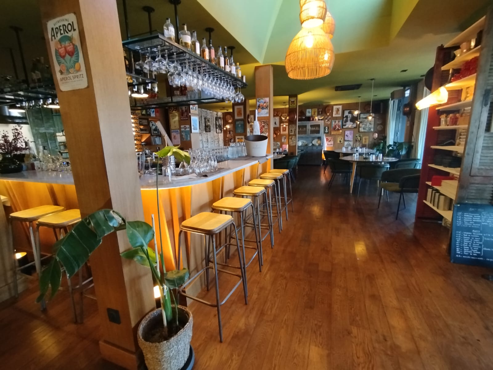 À VENDRE 580 000 EUROS UN RESTAURANT « TRATTORIA »
Situé en emplacement premium sur le port de Saint-Laurent-du-Var, ce restaurant de 160 m² avec terrasse de 40 m² bénéficie d’une visibilité exceptionnelle et d’un fort passage, au coeur d'un quartier en plein essor, dynamisé par l’ouverture de nouveaux établissements.
60 couverts en salle, 80 couverts en terrasse
Décoration soignée et contemporaine
Cuisine professionnelle entièrement équipée, mobilier en excellent état
Four à pizza
Loyer mensuel : 6 000 euros charges comprises.
Une affaire clé en main, idéale pour professionnel souhaitant s’installer immédiatement dans un cadre de travail de qualité, sans travaux à prévoir.