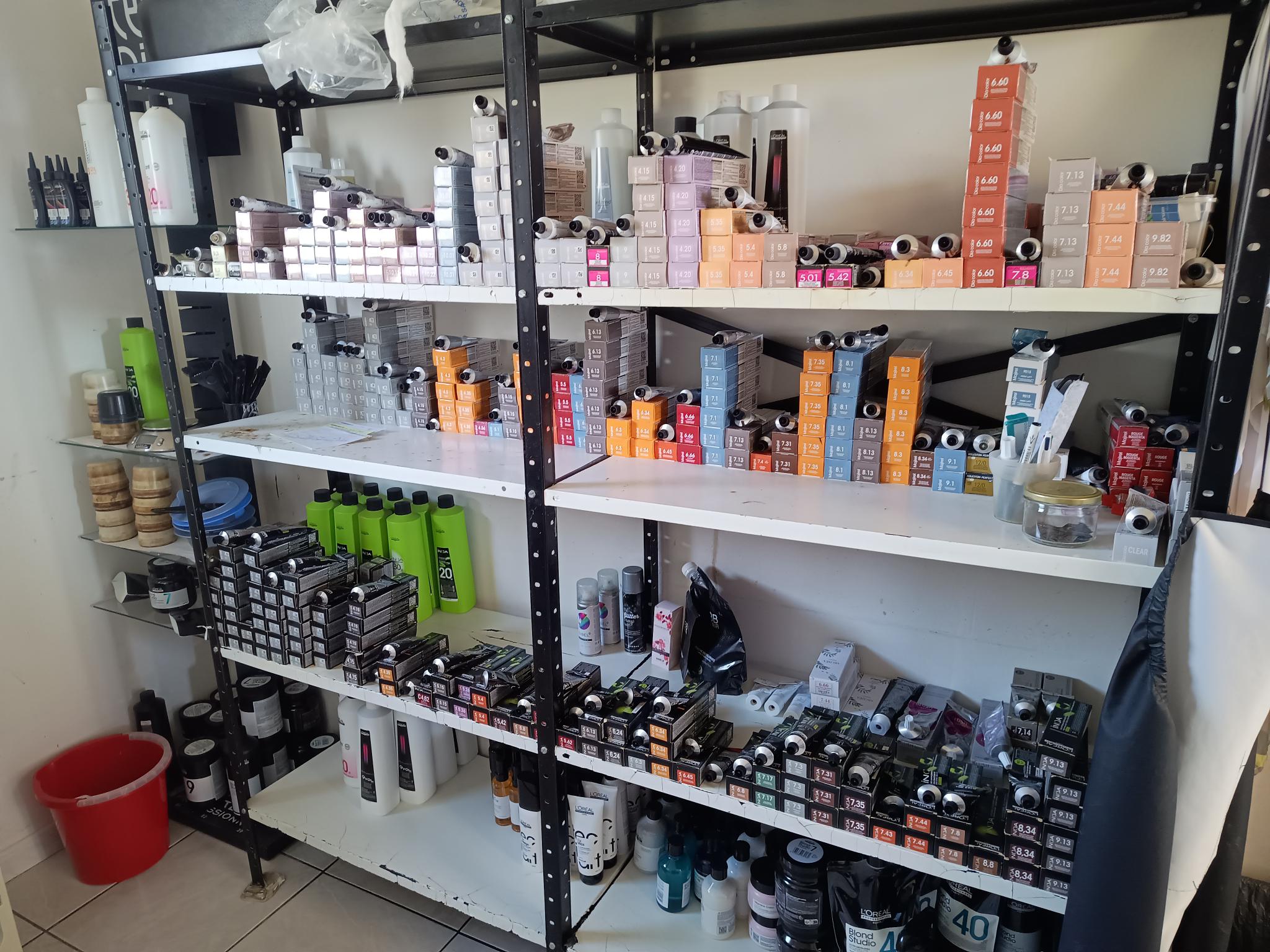 Cède salon de coiffure F/H, architecture intérieure, luminosité, agencement, ergonomie, mobilier et matériels restitue une atmosphère haut de gamme. 
Ce salon de 50 m2, avec 5 postes de travail, sièges à pompe, 3 bacs avec réglages, tout le matériel est en parfait état. Il y a une salle dédiée de 8 m2 pour les stockages de produits et une salle de repos, repas de 20 m2.
Le salon est situé au Nord-Ouest du Lot-et-Garonne, sur petite ville de 5000 habitants aux portes d'Eymet en Dordogne (à 5 kms), avec tous commerces et services.
Le salon est situé sur une zone d’activité face à la plus grande surface du secteur. Visibilité exceptionnelle. Stationnement gratuit. Le salon est en excellent état, rien à prévoir, cherche son repreneur pour continuer l'aventure.
La clientèle, fidélisée, est à 80 % féminine sur des prestations techniques. 
L'équipe actuelle est composée de :
2 Salariés à 35h, + le cédant 
CA annuel en progression pour atteindre près de 200 k€. Loyer à 6000 € par an. BIC annuel constant à plus de 65 k€
Vente du fonds de commerce : 178 k€
Dépêchez-vous avant qu'il ne soit trop tard !
Possibilité d’accompagnement du repreneur par la CMA47