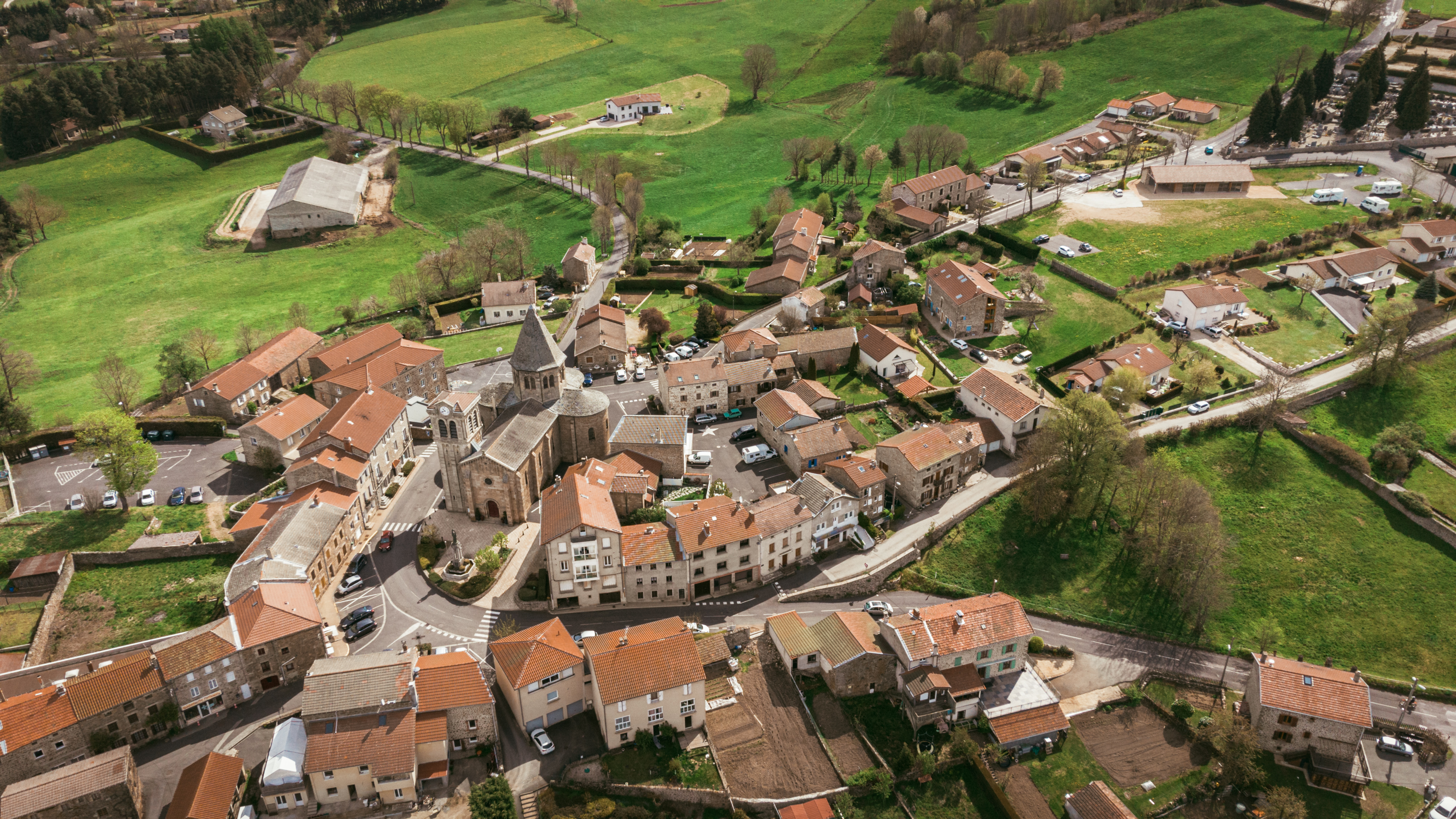 Village dynamique de 965 habitants, commune accueillante à mi-chemin entre Le Puy en Velay et St Etienne.
Proche de la Via Fluvia (Voie verte), du train touristique (à proximité de la passerelle himalayenne) et sur le Chemin de St Jacques de Compostelle, recherche un nouveau boulanger (ère) pour travailler dans un fournil communal spacieux (150 m2) + garage (45 m2).
Différentes solutions de reprise peuvent être envisagées (location, gérance, achat) de même que des possibilités de logement et/ou aides diverses.
Pour tous renseignements, n’hésitez pas à contacter Mr le Maire.