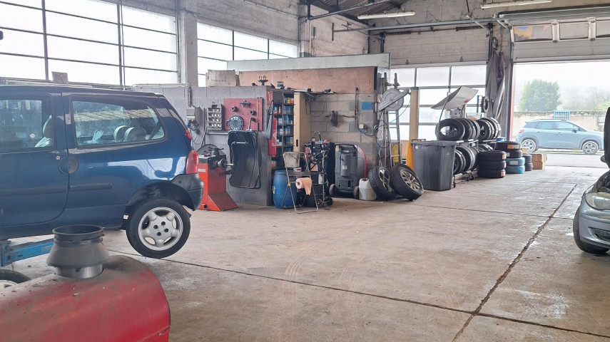 A VENDRE, CAUSE RETRAITE,
GARAGE TOUTES MARQUES ET STATION SERVICE, TRES BIEN SITUE
ATLIER DE 700 M2, D UN ESPACE SHOW ROOM ET BUREAUX DE 110 M2 ENVIRON.
ATELIER EQUIPE DE 3 PONTS,  1 VALISE DE DIAGNOSTIC, 1 APPAREIL A PNEUS
3 BRAS, 2 MACHINES DE CLIMATISATION, 1 EQUILIBREUSE, 1 BANC DE CONTROLE ET TOUT L OUTILLAGE NECESSAIRE.
EQUIPE COMPOSEE DU COUPLE DE CEDANTS
CA MOYEN 500 KS
FONDS 60 KS ACCOMPAGNEMENT POSSIBLE
MURS 170 KS