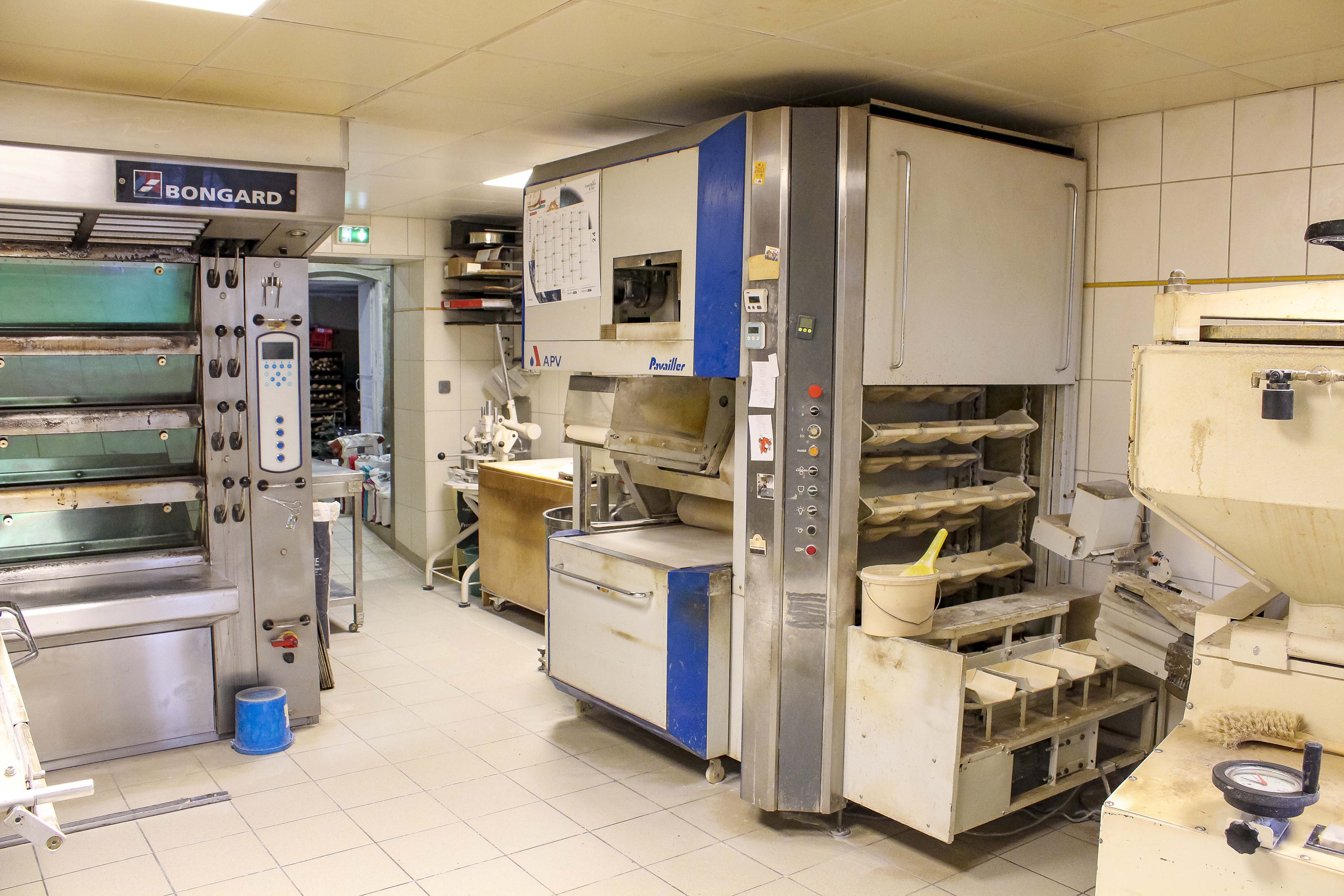 🥖À VENDRE BOULANGERIE-PÂTISSERIE.

📍 Localisation : RAMBERVILLERS - Zone de passage - Proche centre-ville

💶 Prix de vente : 150 000€ Fond de commerce / 220 000€ Fond de commerce plus murs à négocier. 

📐 Surface : 510m²

Boulangerie-pâtisserie artisanale Thierry et Marie-Laure FELT tenue depuis Juillet 2000, située dans un secteur fréquenté avec une excellente visibilité. 

À proximité du centre ville ainsi que d'un collège et d'autres commerces, elle bénéficie d’une clientèle fidèle et d’un fort passage quotidien. Située sur un axe majeur pour entrer dans RAMBERVILLERS.

Le local comprend un magasin de vente, un laboratoire entièrement équipé, un fournil fonctionnel, ainsi que des espaces de stockage. Le matériel est en bon état, régulièrement entretenu, conforme aux normes en vigueur.

Présence d'un logement habitable à l'étage ( Environs 150m²) moyennant quelques travaux et d'un troisième étage. 

🔹 Points forts :

Emplacement stratégique avec flux constant de clientèle.

Chiffre d’affaires stable / en progression (détail sur demande).

Possibilité de développement : snacking, livraison, ouverture le dimanche, etc.

Aucun salariés à reprendre.  

📞 Contact :

Pour plus d’informations ou pour organiser une visite, merci de nous contacter :

Par téléphone : 0329650842
Mail : mathieu.felt@gmail.com