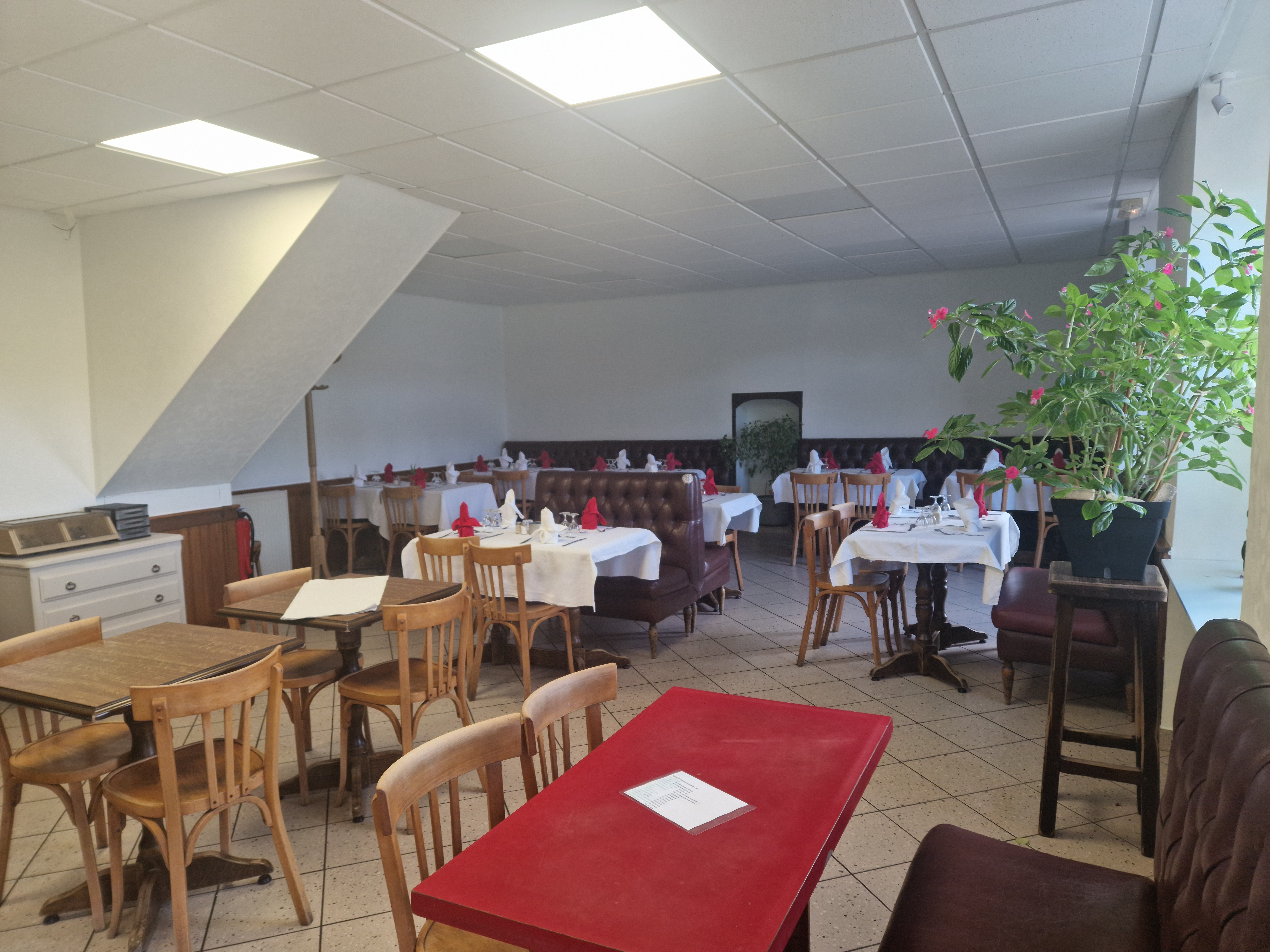 Location gérance d'un restaurant-bar-tabac.
Située idéalement au centre du bourg de Saint-Maugan (35), la "Fée Malgane" est un commerce multiservice de proximité qui bénéficie d'un emplacement stratégique et d'une clientèle fidèle. 
Ce commerce dispose d'une salle de restaurant accueillante (~30 couverts), d'un espace bar convivial, d'un comptoir tabac et d'une terrasse devant l'établissement. Le logement de type 4 (80m²) spacieux est situé juste au-dessus de l'établissement. 
Le loyer est de 600 € TTC/mois.
Réel potentiel de développement du chiffre d’affaires.
Possibilité de développer de l'activité traiteur ou évènementielle.
Date limite de réception des candidatures le 3 juillet 2026.
Contact: mairie - 14, rue du Morbihan - 35750 Saint Maugan
Téléphone: 02 99 09 99 25
courriel: mairie.saint-maugan@wanadoo.fr
site: http://www.saint-maugan.fr