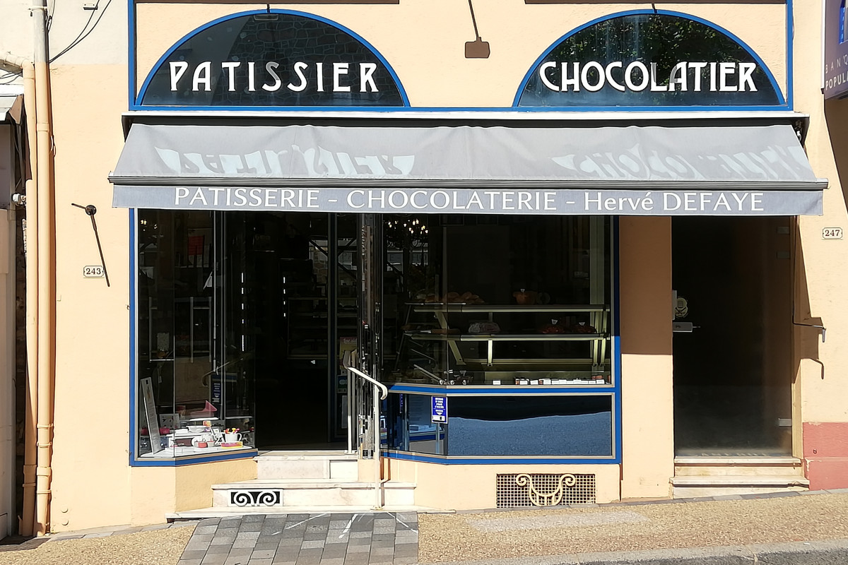 Vends Pâtisserie Chocolaterie petite ville de 4000 Habitants avec fort potentiel industriel
Belle emplacement avec clientèle fidèle et gourmande 
Beaucoup de petits village aux  alentours