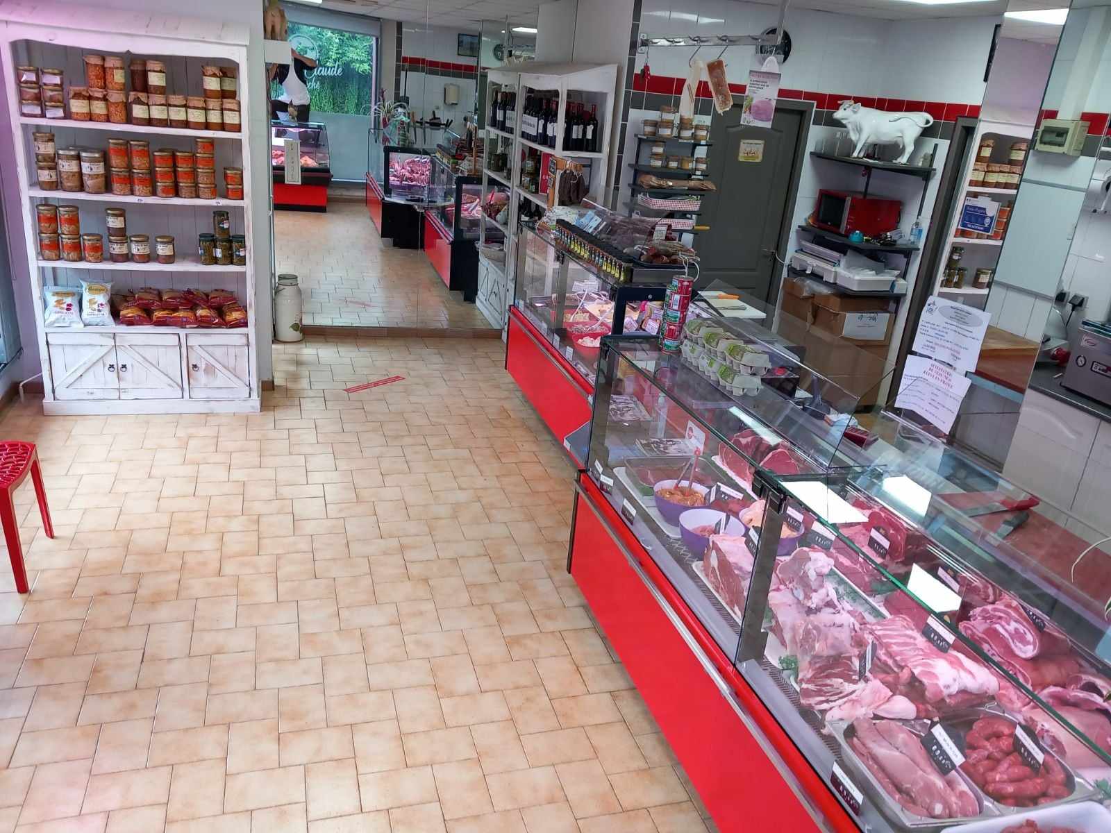 Vends fonds de commerce Boucherie-Charcuterie implantée depuis de nombreuses années dans le centre-ville de Vic-en-Bigorre, dans les Hautes-Pyrénées.

Idéalement située dans une rue commerçante avec places de parking et proche d'une maison de santé. Unique boucherie de la ville, elle bénéficie d'une clientèle fidèle.

Vic-en-Bigorre est une commune dynamique de 5000 habitants avec une vie commerçante et associative très importante avec un grand marché le samedi matin. Elle est située à 30min. de Tarbes, à 1h des montagnes, 2h de Toulouse et 2h aussi de l'Océan.

Magasin climatisé de 50m² + chambre froide + plonge + bureau pour une surface totale de 70m². Dispose de 3 grandes baies vitrées donnant sur la rue principale, 3 vitrines réfrigérées pratiquement neuves et de tout le matériel récemment renouvellé (machine à hacher réfrigérée, balance, machine à sous-vide, trancheuse...). Agencement moderne et fonctionnel.

Pas de salarié à reprendre. Magasin toujours tenu en couple.

Loyer 498 euros par mois.
Création de la boutique en avril 2000. 
Chiffres d'affaires d'environ 350 000 euros /an.

Pour de plus amples renseignements, n'hésitez pas à me contacter au :             06 83 90 54 28.