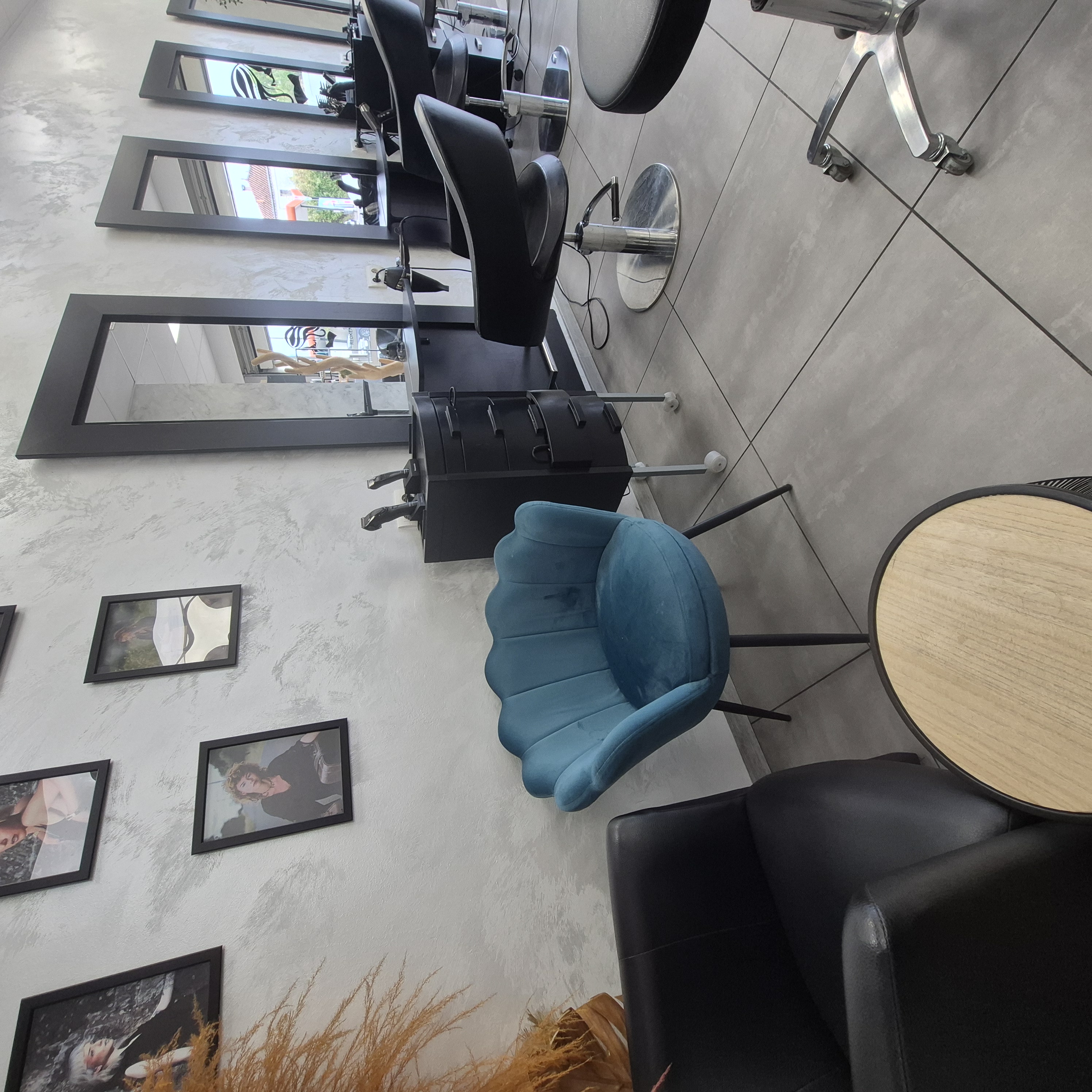 Je vends le salon de coiffure suite à 1 déménagement 1 équipe est en place