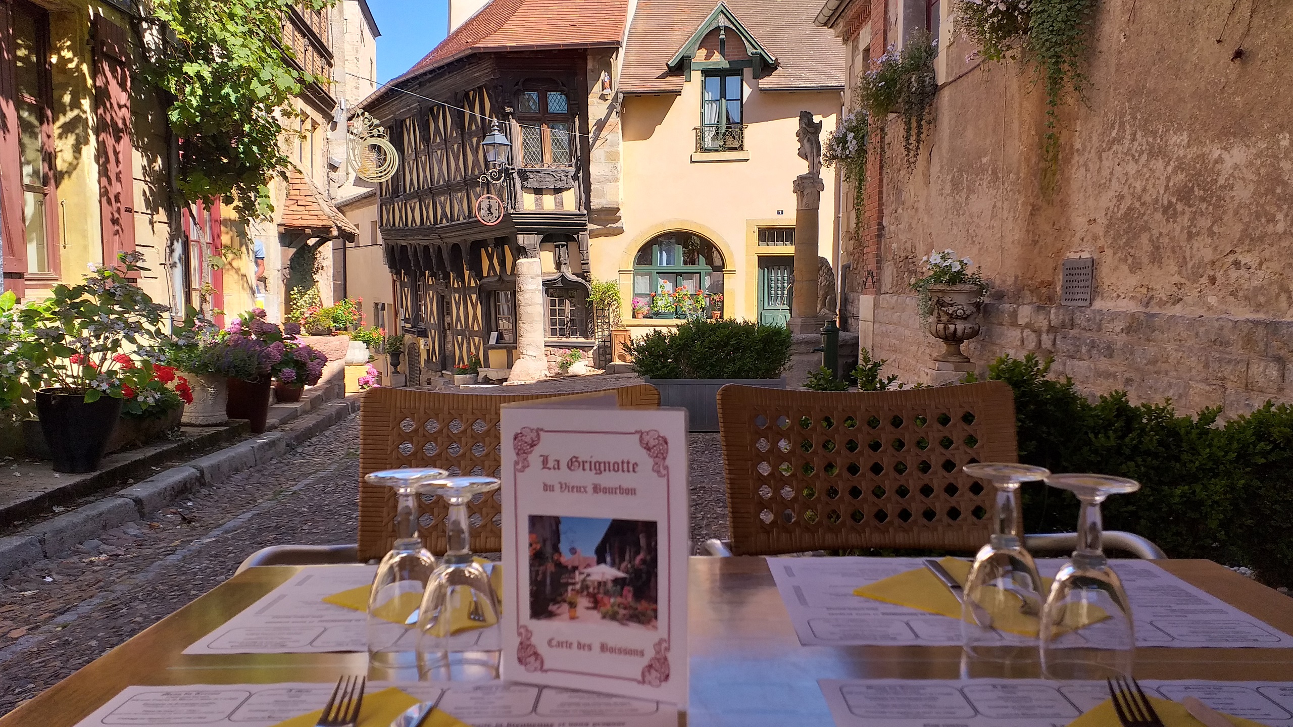 À REPRENDRE : à Bourbon-Lancy (Bourgogne du Sud), restaurant traditionnel idéalement situé dans le quartier médiéval, réputé pour sa cuisine savoureuse. 
	L'établissement dispose de deux salles de 20 couverts chacune, d'une terrasse en façade de 40 couverts, d'une terrasse arrière ombragée de 12 couverts et d'un caveau de 36 couverts pour les repas de groupe. 
	Le chiffre d'affaires 2025/26 est de 202.500 €, en hausse de 7 % sur 2 ans, avec une marge brute de 67,2 % et une valeur ajoutée de 47,5 %. 
	Clientèle fidèle locale et professionnelle. 
	Un cuisinier salarié expérimenté est en place, offrant une transition en douceur pour le repreneur. 
	Aucun travaux à prévoir, équipement de cuisine à jour. Loyer mensuel proposé à 1 150 €. 
	Prix du fonds : 150 000 €. Accompagnement possible. Affaire cédée pour départ à la retraite.