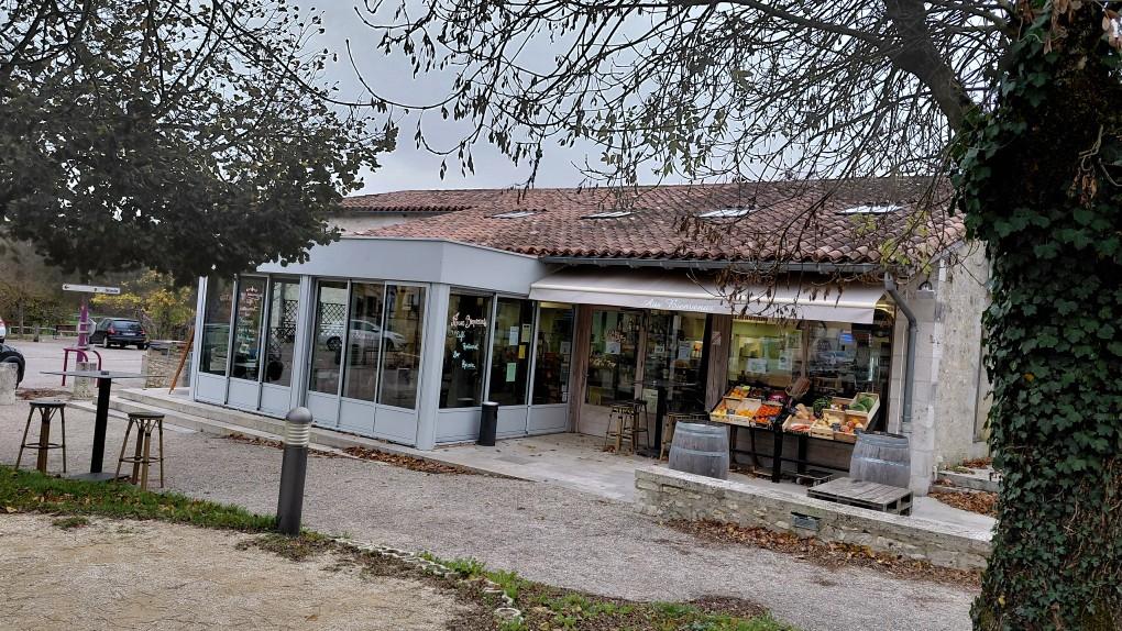 Commune de Fontanes au sud du Lot (46230) située à 18 Km de Cahors et 20 Km de Caussade :
Cherche couple pour gestion multiservice/restauration. Disponibilité des locaux à partir du 15 mai 2026 (habitation + commerce+ licence IV).
La Commune de Fontanes a une population communale de 513 habitants, située à 18 Km de Cahors, cherche couple pour exploiter en location libre un commerce fournissant alimentation, presse, pain, boissons, restauration, etc…Ce petit commerce comprend le multiservices, l’habitation et un petit jardin public.
Il est situé au cœur du village, au carrefour principal en face de l’école et à proximité d’un parking gratuit, d’une aire de jeux pour enfant, et de la bibliothèque. La Mairie, l’agence postale, l’église classée, le terrain de foot et de pétanque sont à 100m. La zone économique de Cahors Sud en plein développement, sur la commune de Fontanes est à 3,5 Km de même que l’entrée/sortie de l’autoroute n°58. 
Une situation idéale pour développer l’activité pour des personnes passionnées et aimant le contact avec des associations nombreuses et très actives, une proximité des entreprises situées à la fois sur zone économique et la commune. La rénovation d’une bâtisse en face de l’école a apporté 6 logements à loyers modérés et une zone constructible à aménager. 
La surface du multiservice est de 117 m2 + terrasse couverte avec véranda fermée (environ 18 m2), possibilité d’ouverture l’été. 
La surface du logement est de 85 m2 environ, il s’agit d’un T4. 
Qualification et expérience sont exigées en particulier en restauration pour cette opportunité. 
Pour faire acte de candidature, merci d’envoyer votre curriculum vitae et références à la mairie de Fontanes 1, place de la mairie 46230 Fontanes ou par mail à mairiefontanes@orange.fr. Vous pouvez aussi contacter directement madame la maire Roselyne VALETTE au 06.88.75.91.76 pour avoir des renseignements complémentaires. Adresse du site de Fontanes : http://www.fontanes.net