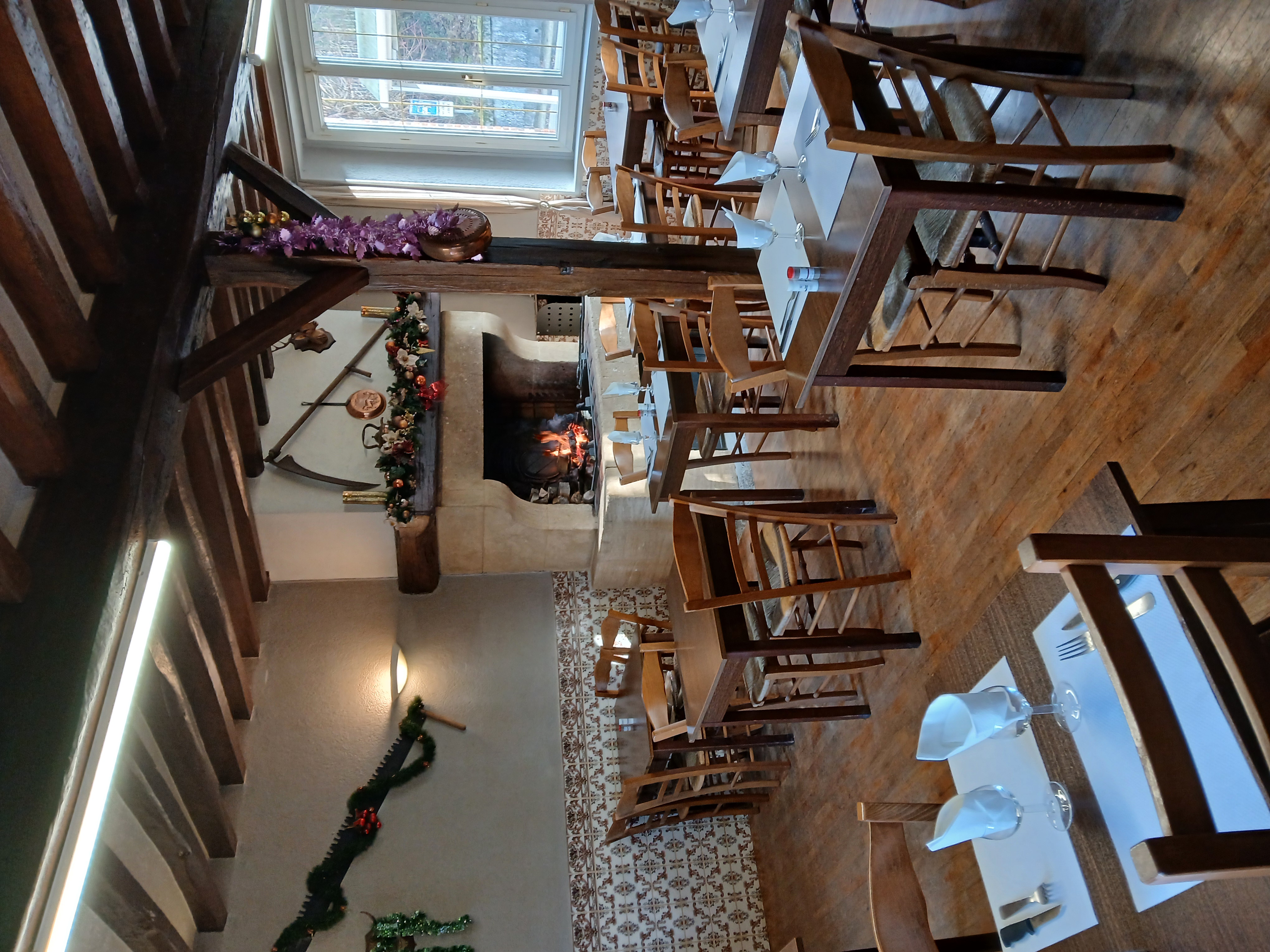 Opportunité rare: bar-restaurant avec murs ,logement et maison indépendante, idéalement situé en face de la gare, proche de Chartres. Ensemble immobilier de grande superficie sur terrain avec parking, offrant de nombreuses possibilités de développement ( événementiel,restauration élargie, hébergement, etc,).
Établissement tenu depuis 17 ans, clientèle fidèle et emplacement stratégique. 
Pour tout renseignements et photos complementaires, merci de nous contacter par mail ou téléphone. 
Personnes non sérieuses s'abstenir.