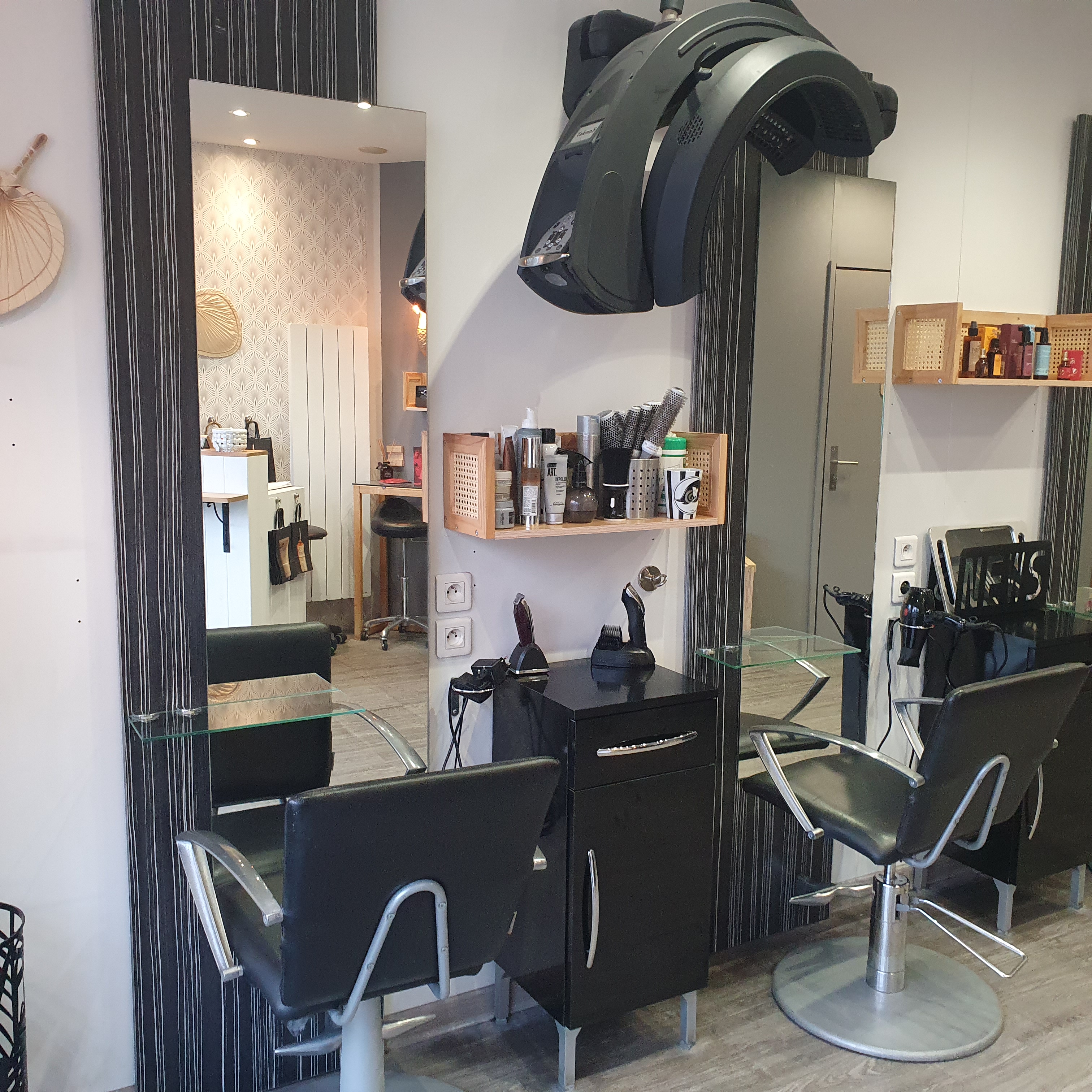 Salon de coiffure 
48m2 
5 fauteuils 
3 bacs
Pas de salarié 
CA 100000 ttc
Bail 3/6/9
Exploiter depuis 15ans 
Clientèle fidèle et beaucoup de passage donc du potentiel à envisager 
Loyer 2500 cc
Peut être pour un salon de manucure,  esthétique, barber shop, où autre commerce sauf restauration.