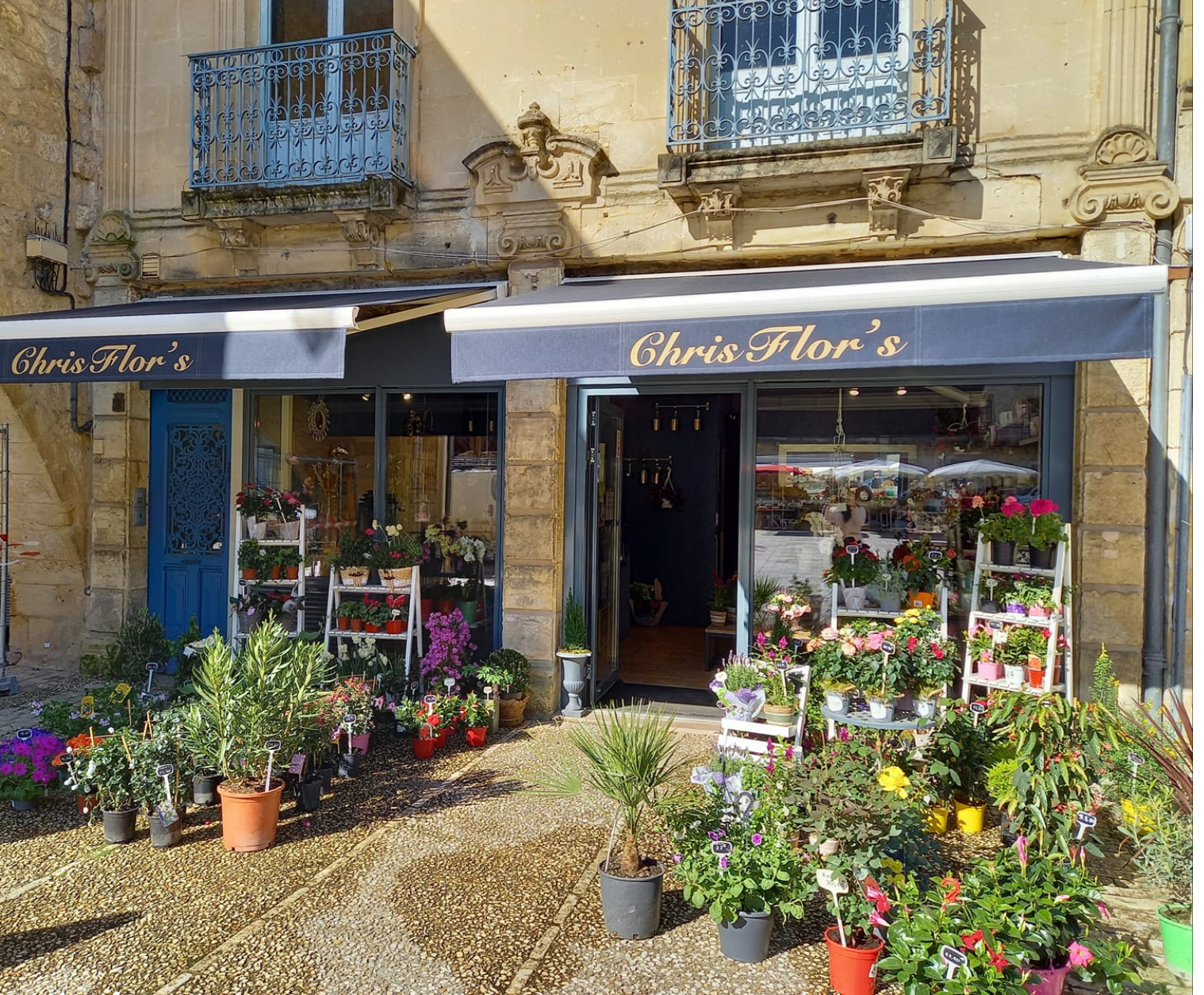 Vends fond de commerce. Dans un local de 30 m2. La boutique est située dans un beau village touristique du Périgord.