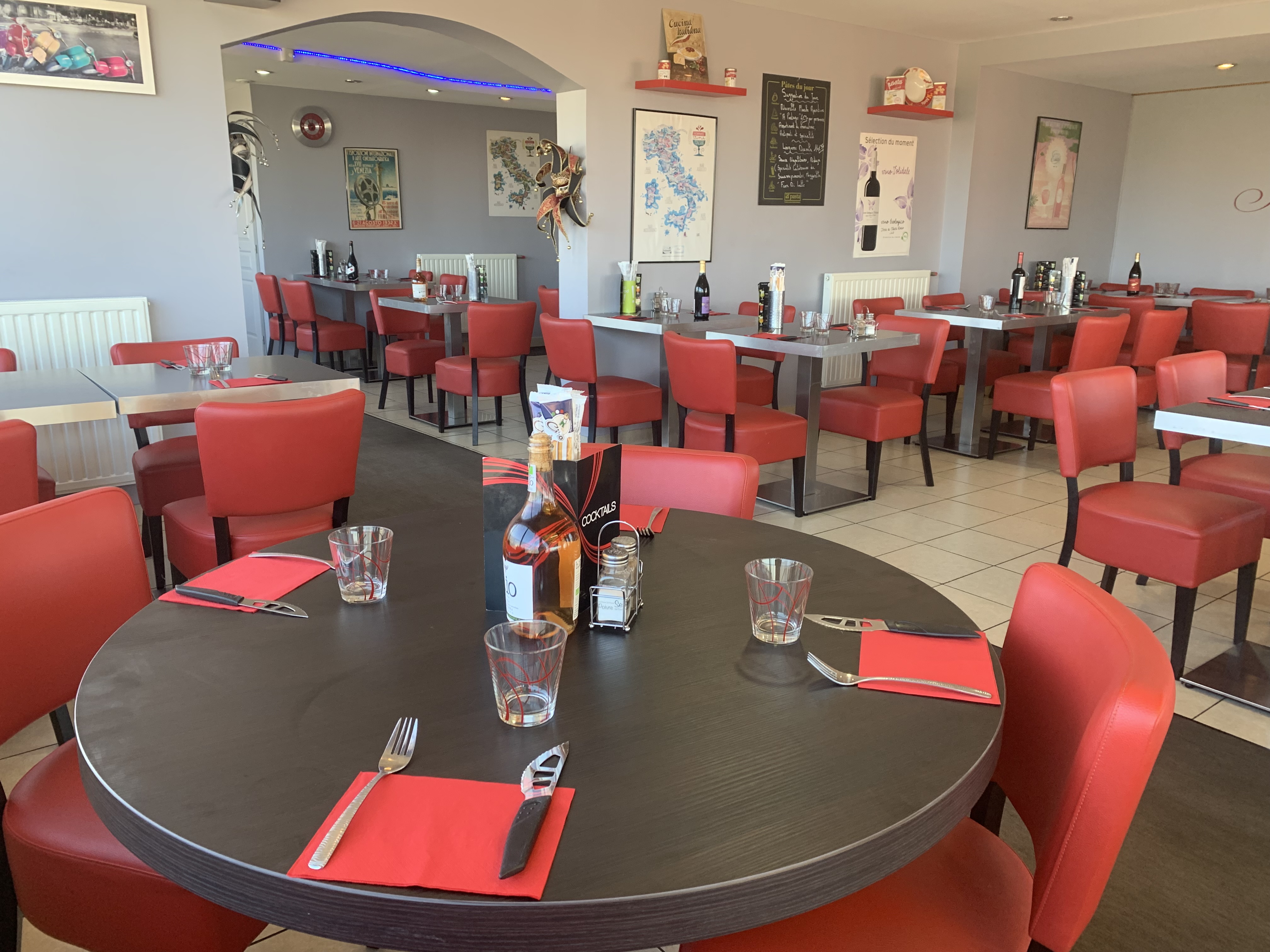 Vends fond de commerce d'une pizzéria (300m2) située dans une zone artisanale au niveau d'un rond point proche d'une ville touristique. 
Etablissement de plein pied au normes accessibilité
50 places en salle et 20 en terrasse.
De nombreuses places de parking
Possibilité de faire drive 
Matériel en excellent état
Aucun travaux à prévoir, vous n'avez qu'à poser vos valises
Fermeture hebdomadaire : lundi et mardi + 4 semaines de vacances par an environ
Aménagement d'un lieu avec tableset d'un  distributeur à pizza + 1 distributeur à burgers.
Loyer : 1250€ HT
1 gérant + 1 salariée
Gros potentiel de développement
N"hésitez pas à nous contacter pour tous renseignements 
Pas sérieux s'abstenir