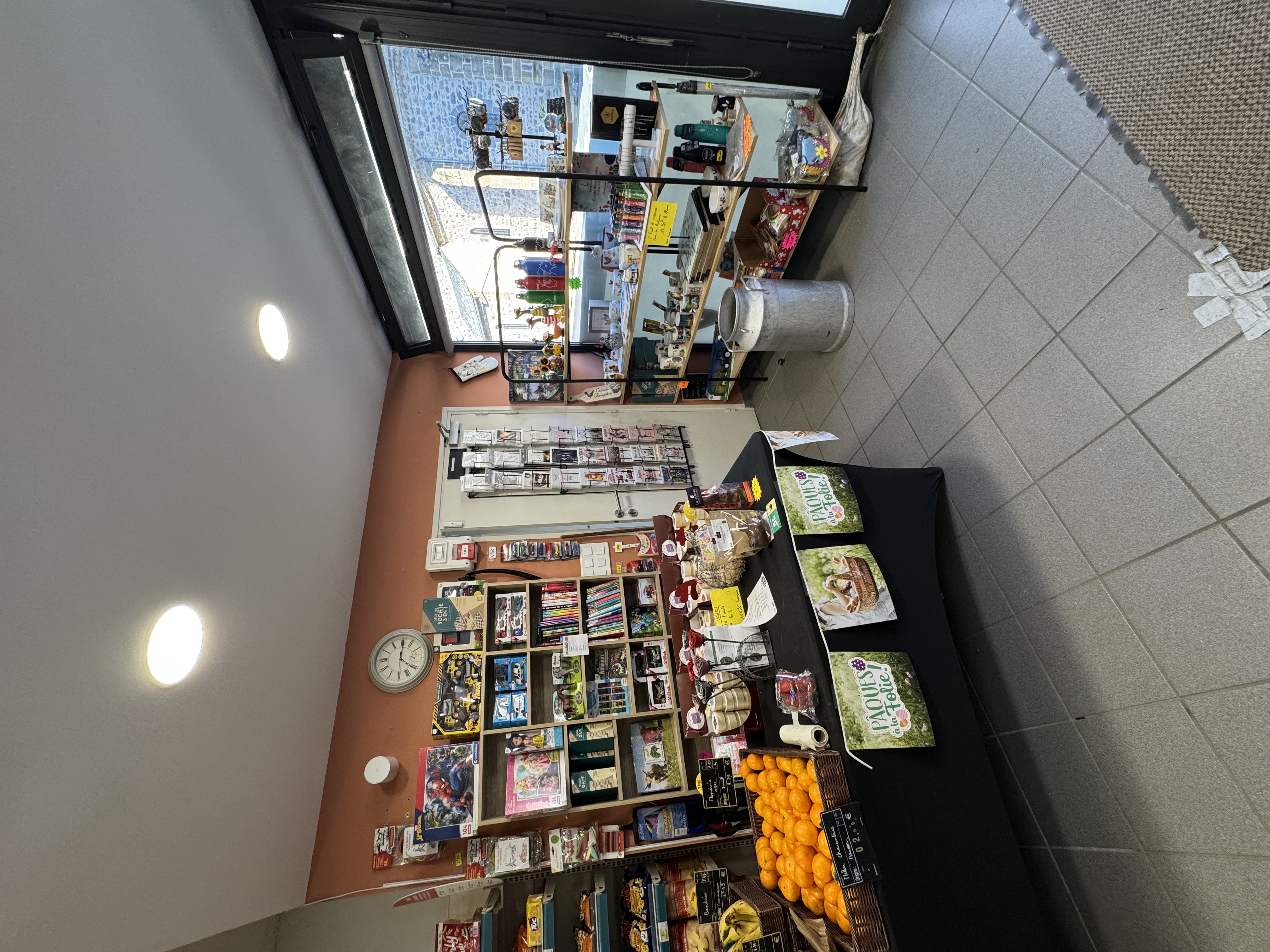 Vous souhaitez reprendre une jolie supérette dans une belle bourgade touristique et de caractère du Cantal, située sur la route du Lioran.
Très bon emplacement, parking, flux de clientèle conséquent sur un axe très passant ; nombreuses habitations aux alentours et commerces complémentaires à proximité.
Fort impact saisonnier d’avril à octobre (camping, aire de camping-car, chemin de Compostelle, tourisme de randonnées, marchés d’étés, fêtes patronales, nombreuses résidences secondaires…).

Il vous est proposé :
- Un magasin de surface de vente de 130m² dont 30m² de réserve, bureau et sanitaires.
- Un camion de tournées avec aménagement récent et optimisé (incluant un frigo positif).
- Une fourgonnette 4x4 pour les livraisons ponctuelles

CA TTC de 440 000 € au dernier bilan, en constante progression.
Loyer mensuel de 400 €.
Vente du fonds de commerce à 103 000 €.
Pas de frais d’agence !
40 000 € d’apport requis.
Exploitation idéale en couple ou duo.

Magasin clé en main, pas de concurrence directe à proximité.
Services en place : fromage et charcuterie à la coupe, produits locaux, souvenirs, dépôt de pain, gaz et Relais Pickup.
Les tournées en camion parcourent les montagnes environnantes et sont assurées du mardi au samedi, avec un parcours différent chaque jour. La clientèle est très fidèle car ce service est historique (60% du CA actuel total) ; il y a possibilité également d’augmenter la zone de chalandise.
Pas de personnel à reprendre et commerce situé dans une zone ZFRR, ce qui permet d’obtenir des exonérations fiscales très avantageuses.