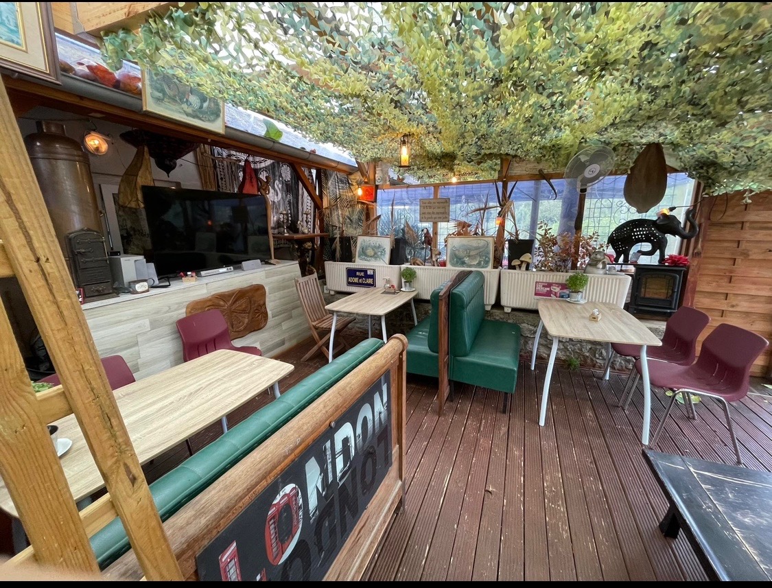 À reprendre à La Collancelle, dans la Nièvre : commerce multiservices café, restaurant, épicerie. Situé à seulement 10 minutes de Corbigny, au cœur du Nivernais-Morvan, ce commerce de proximité bénéficie d’un cadre naturel préservé et d’un emplacement attractif, à proximité du canal et des voûtes de la Collancelle.

L’établissement comprend un espace café-restaurant de 70 m² avec terrasse couverte de 60 m², une épicerie de 18 m², une cuisine professionnelle avec réserves de 30 m² ainsi que des sanitaires PMR. 
Il s’agit d’un outil de travail opérationnel, adapté à une activité multiservices en milieu rural.

La reprise s’effectue sous forme de location-gérance. 
Le fonds de commerce est proposé à 30 000 €. 
Le loyer mensuel est fixé à 592 € en basse saison et 692 € en haute saison, incluant l’usage des locaux commerciaux ainsi que de la licence IV, propriété de la mairie. Un logement au-dessus du commerce est également proposé, sans caractère obligatoire. 

Cette opportunité s’adresse idéalement à un professionnel de la restauration ou à un couple souhaitant s’investir dans la vie locale, avec des compétences en cuisine et en gestion, le goût du contact et du service, et l’envie de développer une activité essentielle à la vie du village. Le permis d’exploitation et la formation hygiène alimentaire sont requis.

Accompagnement proposé
La Chambre de Commerce et d'Industrie (CCI) de la Nièvre offre un soutien pour :
- La formalisation du projet
- L'élaboration du business plan et du prévisionnel
- Le montage de l'ingénierie financière et la recherche de financements

Pour plus d'informations ou pour manifester votre intérêt, veuillez consulter l'annonce complète sur Transentreprise : https://www.transentreprise.com/offres/fiche/BFC259777H/commerce-multiservices-cafe-restaurant-epicerie/bourgogne-franche-comte/nievre/nivernais-morvan