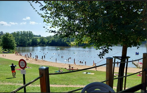 La commune de Châtelus-Malvaleix (545 habitants), située au nord de la Creuse, au cœur du triangle Châteauroux – Limoges – Montluçon, 
RECHERCHE SES EXPLOITANTS SAISONNIERS
Pour la gestion du « Bar-Restaurant de la Plage », site de loisirs communal du plan d’eau de la Roussille, SAISON 2026.

Un cadre privilégié :

Implanté sur un site naturel attractif avec plan d’eau, baignade surveillée (sur juillet et août), aire de jeux, circuits de randonnée pédestres et vtt, gîtes, camping et parcours Terra Aventura, le lieu bénéficie d’un fort potentiel et d’une clientèle fidèle, familiale et touristique.

L’établissement :

Surface intérieure de 260 m² comprenant :
-Salle avec bar (30m2), 
-Cuisine partiellement équipée (11m2), 
-Réserve (10m2).

Les + :

-Grande terrasse de 180 m², dont une partie couverte,
-Mise à disposition de pédalos et paddles, dont l’exploitation et les revenus sont réservés exclusivement aux gérants.                            

Conditions d’exploitation :

-Durée 6 mois : de mi-avril à mi-octobre (6 mois)
-Ouverture 7j/7 demandée en juillet et août
-Présence des exploitants sur site exigée pendant toute la saison (même si embauche de personnel)
-Exploitation soumise à un cahier des charges défini par la commune et communiqué lors de chaque candidature.
-Contrat  location-gérance, saisonnier (6 mois) 
-Ce contrat peut être renouvelé l’année suivante.
-Prix de la location : 5 000 € TTC + charges (EDF/TEL/EAU...) 
-CA HT saison 2025 : 201 000 € 

Profil recherché :

-Couple ou professionnel(le)s souhaitant s’investir pleinement dans une activité saisonnière.
-Expérience souhaitée en restauration, bar ou gestion d’établissement touristique.
-Esprit d’initiative, dynamisme, excellent gestionnaire, GRAND SENS DU COMMERCE.
-Capacité à valoriser les atouts du site et à créer une ambiance conviviale et attractive (accueil, animations, concerts...).

Les atouts du site :

Environnement naturel exceptionnel et fréquentation touristique croissante à fort potentiel.
Activités complémentaires : baignade, randonnées, hébergements, animations.
Emplacement central, site touristique reconnu.

Candidatures (lettre de motivation + projet + références éventuelles) à adresser avant le 31 décembre 2025 à :

Mairie de Châtelus-Malvaleix
10, Place de la Fontaine
23270 CHÂTELUS-MALVALEIX
05.55.80.70.31
Mairie@chatelus-malvaleix.fr

Une belle opportunité pour des gérants motivés souhaitant allier cadre naturel et projet professionnel !