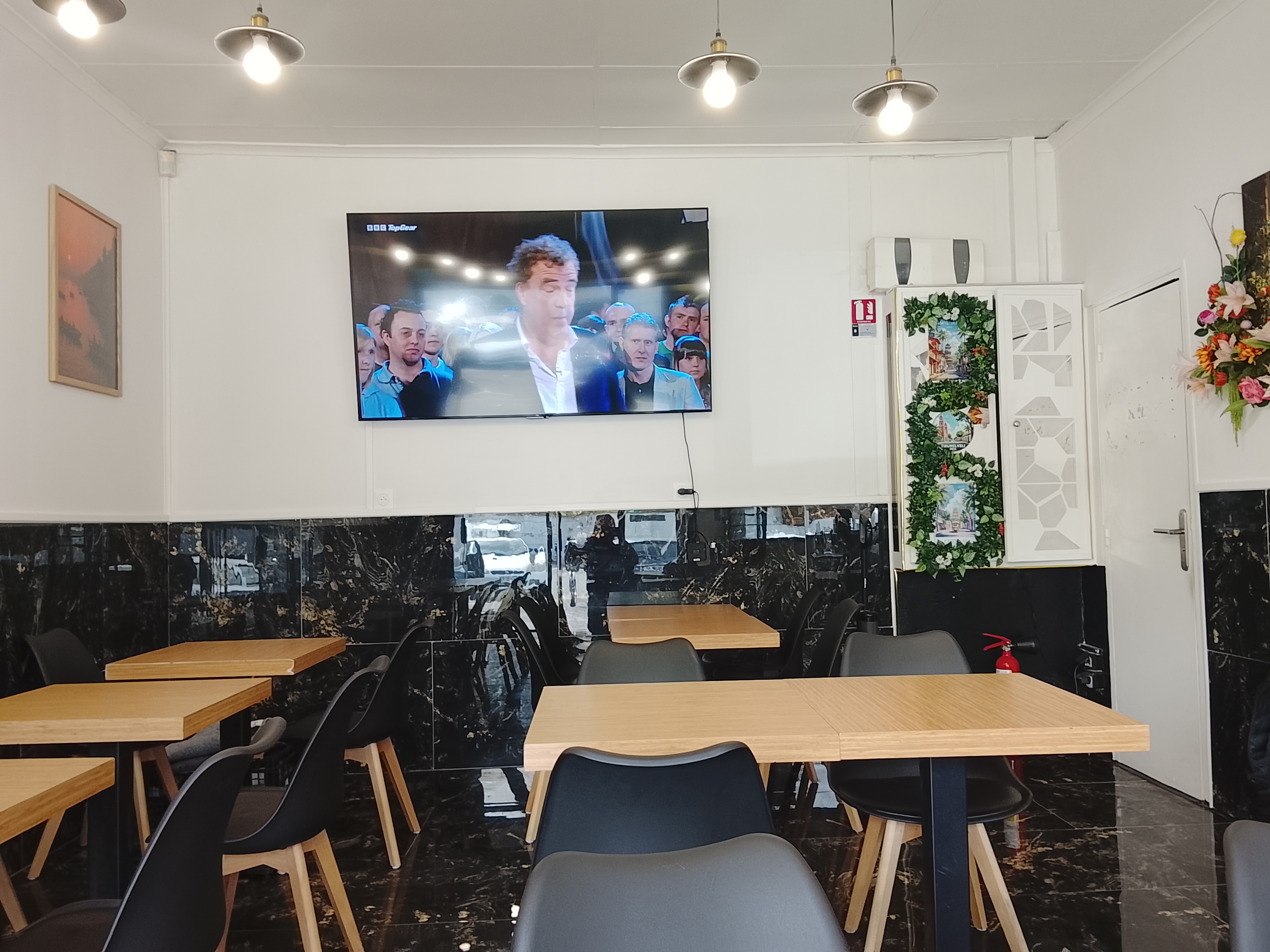 vend restaurant de 50 m2 , dans zone commercial , avec un parking de 60 places , seuil restaurant sur la zone commercial , possible d'avoir terrasse de 20 places , je vend pour cause de problème de sante , Lucé ce ville qui bouge et qui avance bien .
