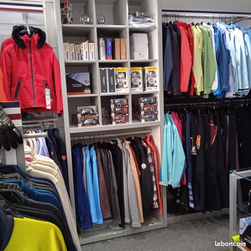 Fonds de commerce actuellement exploité en magasin de vêtements et articles de sport à Villard de Lans (massif du Vercors).
Possibilité d'autre activité à voir avec le propriétaire des murs.
Situé dans la rue principale de la station.
Magasin 40 m² + réserve 5 m² bien agencé pour la vente de vêtements.
Ouvert à l'année, village très animé toute l'année, station de ski alpin et ski de fond, randonnée, VTT, golf etc.