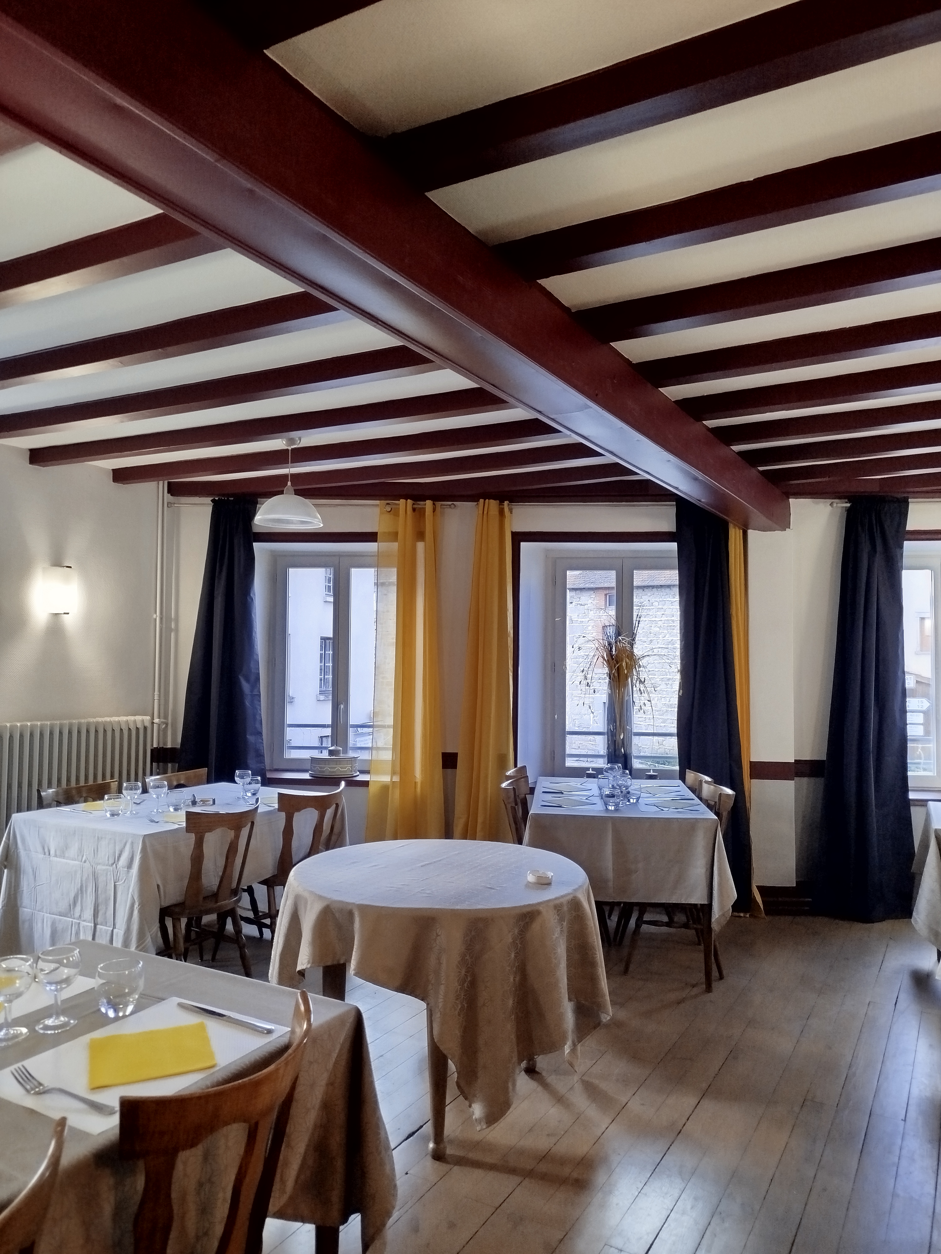 Multi rural bar restaurent point poste .

Etablissement de très bonne réputation , affaire très saine ,                   3 cantines scolaires
journalière 2 en emportées 1 en livraisons, repas pour personnes âgées, repas ouvriers le midi .
Ouvert du lundi au vendredi midi .

2 salles : RDC salle de 36 couverts
                  Etage: salle de 30 couverts
1 Terrasse été environ 50 couverts 
 
Weekend sur réservations pour groupes et associations , soirées animées et une fois par mois soirée à thème .

Vente du fond de commerce pour départ à la retraite .

Nous avons monter ce fond de commerce qui à une très bonne réputation et nous aimerions que le futur repreneur suive notre exemple .

Le prix est attractif mais :

La restauration ne s'improvise pas, alors SVP les personnes qui ne connaisses pas ce milieu tenez vous à l'écart de cette annonce .

L'établissement comporte également un très grand logement avec 2 SDB et WC privatif et de 3 chambre 1 Salon et 1 bureau et des dépendances .

Le loyer est de 720 € /mois 
la poste vous verse 420 €/mois   

Plus de photos disponibles.