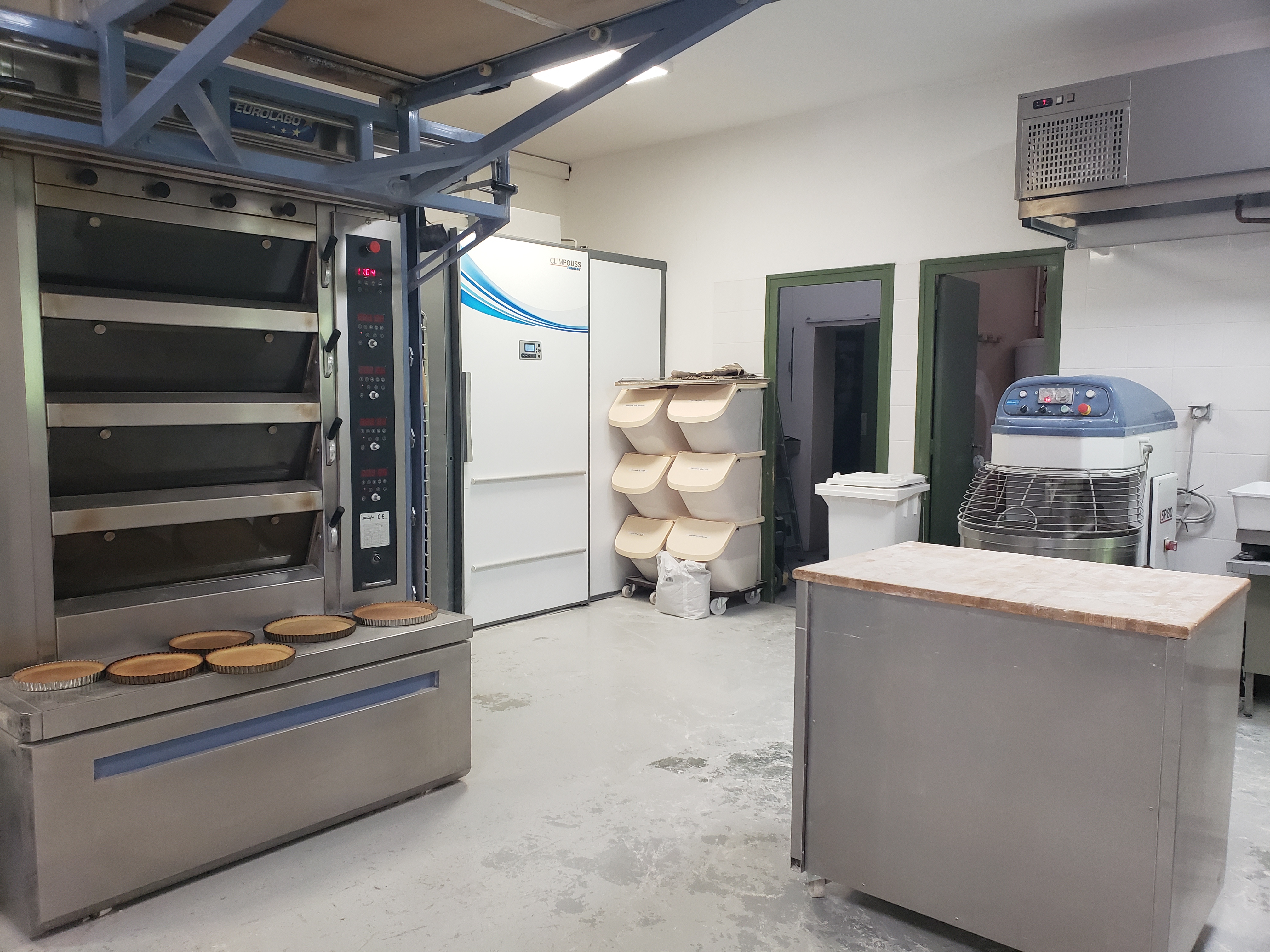 Créée il y a 9ans (matériel acheté neuf), local de 175m2 dont magasin de 30m2. Matériel entretenu. 
Entreprise ne demandant qu'à être développée, un fort potentiel s'offre à vous. 
Axe de développement possible en proposant notamment : 
-	une plus grande partie snacking
-	plus d’amplitude horaires ainsi que plus de jours d’ouvertures (par choix personnel, nous ouvrons principalement les fins de semaines)
-	tout le chiffre est sur la boutique, aucune livraison. Tournée a développer et en demande par les restaurateurs et collectivités alentours.
Un agréable magasin fonctionnel est en place avec 2 laboratoires spacieux. Il est très facile de stationner : parking privé + grand parking communal devant l' établissement ce qui ravit la clientèle fidèle.
La Boulangerie est située dans le village de Noirétable, en Loire, dans les Monts du Forez, avec un joli cadre de vie, plusieurs activité a proximité (stations de ski, plan d’eau, VTT, randonnées………) 
Village situé entre Clermont-Ferrand et Saint-Etienne.
Autoroute a 5min.

vente car nouveau projet professionnel.
CA 2023 : 145 666€
CA 2024 : 178 835€
CA 2025 : en court

(enseigne a venir prochainement, nous venons de refaire la façade)