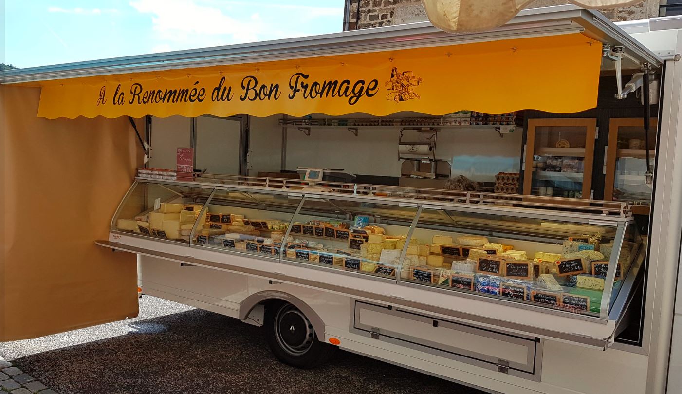 COMMERCE DE FROMAGES, CREMERIE, PRODUITS D’AUVERGNE SUR LES MARCHES