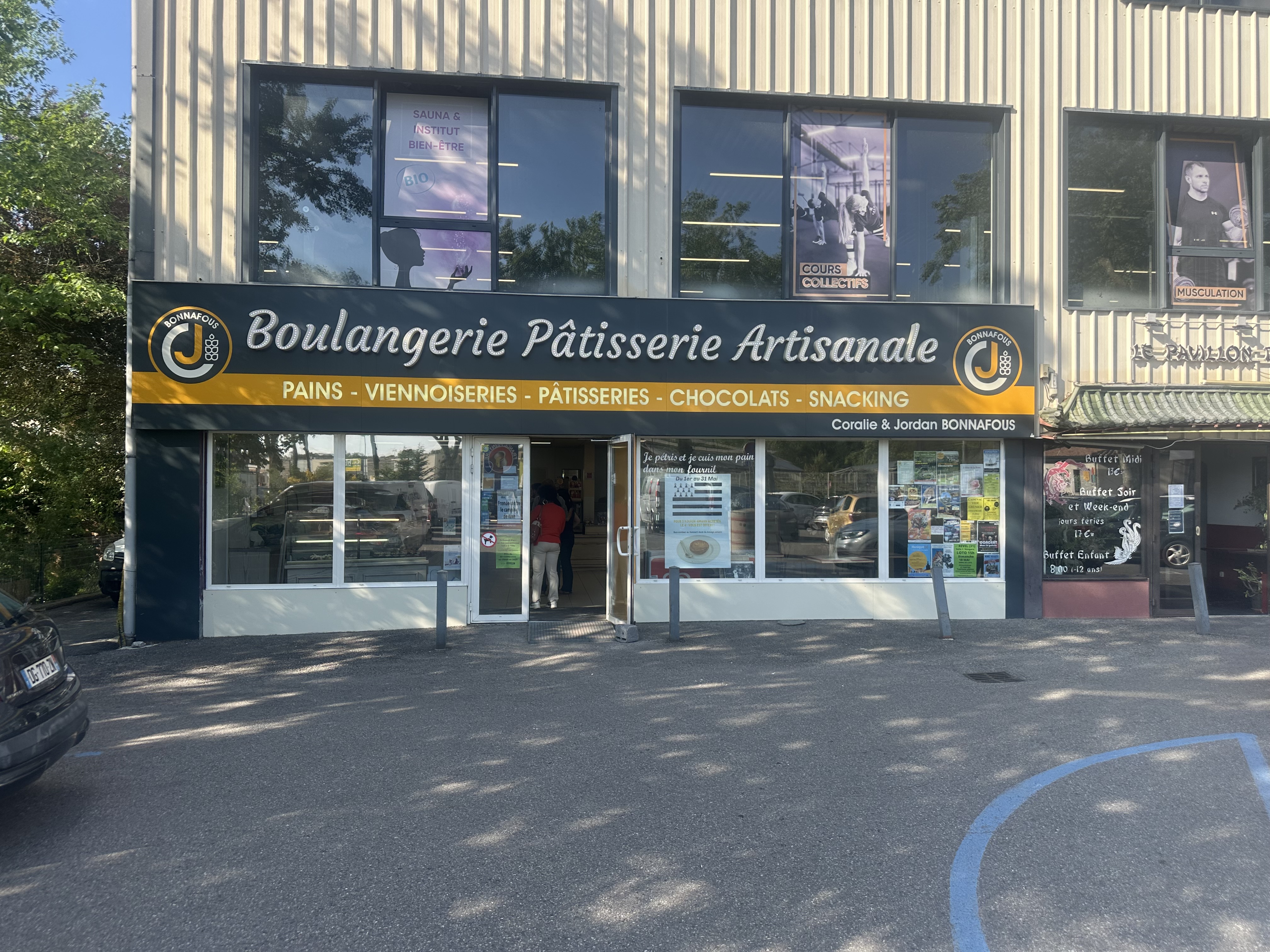 Vente cause retraite affaire tenue plus de 40 ans très bon chiffre d affaire.possibilité de développement dans le snacking  et pâtisserie loyer modéré  tel 0768766793