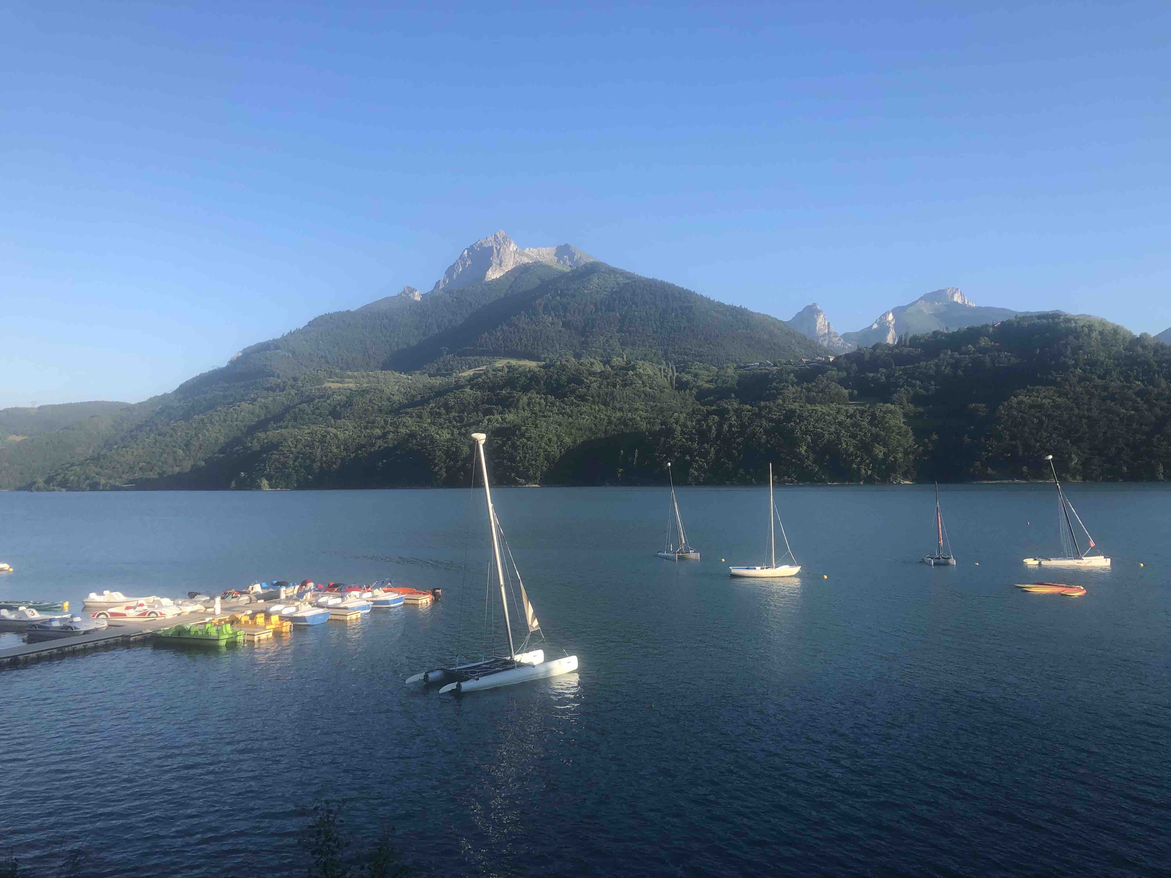 ‼️  DROIT AU BAIL 3/6/9 À CÉDER CAUSE RETRAITE DANS JOLI VILLAGE DE MONTAGNE SUR LA ROUTE NAPOLÉON ‼️

Corps est une petite bourgade touristique située sur la route Napoléon entre Gap et Grenoble, à 3 km du lac du Sautet, 14 km de ND-de-la-Salette, au pied du Massif des Écrins et proche du Valgaudemar. Vous y trouvez toutes les commodités : école, maison médicale, pharmacie, garage, station service, commerces, etc.

1️⃣ Nous cédons un droit au bail pour un local commercial d'une superficie de 48 m2 + cave de 30 m2 avec accès direct par la rue pour les livraisons. Cuisine, cabinet de toilettes et petite terrasse. Il se situe en face d'un grand parking qui se transforme en place du marché le jeudi matin.

😍 Prix : 24 000 €.

2️⃣ Et si vous préférez, nous proposons également de reprendre le fonds de commerce de l'activité de restauration existante (qui marche très bien) avec sa clientèle, le mobilier et la cuisine équipée. Bilans comptables sains et bénéficiaires. Idéal pour un couple ou deux associés. Pas de salariés à reprendre. Ouvrez les portes et commencez dès demain !

😍 😍 Prix très attractif  : 45 000 €

Le bail 3/6/9 court jusqu'en 2030, avec loyer et taxe foncière modérés.
À VOS PROJETS !