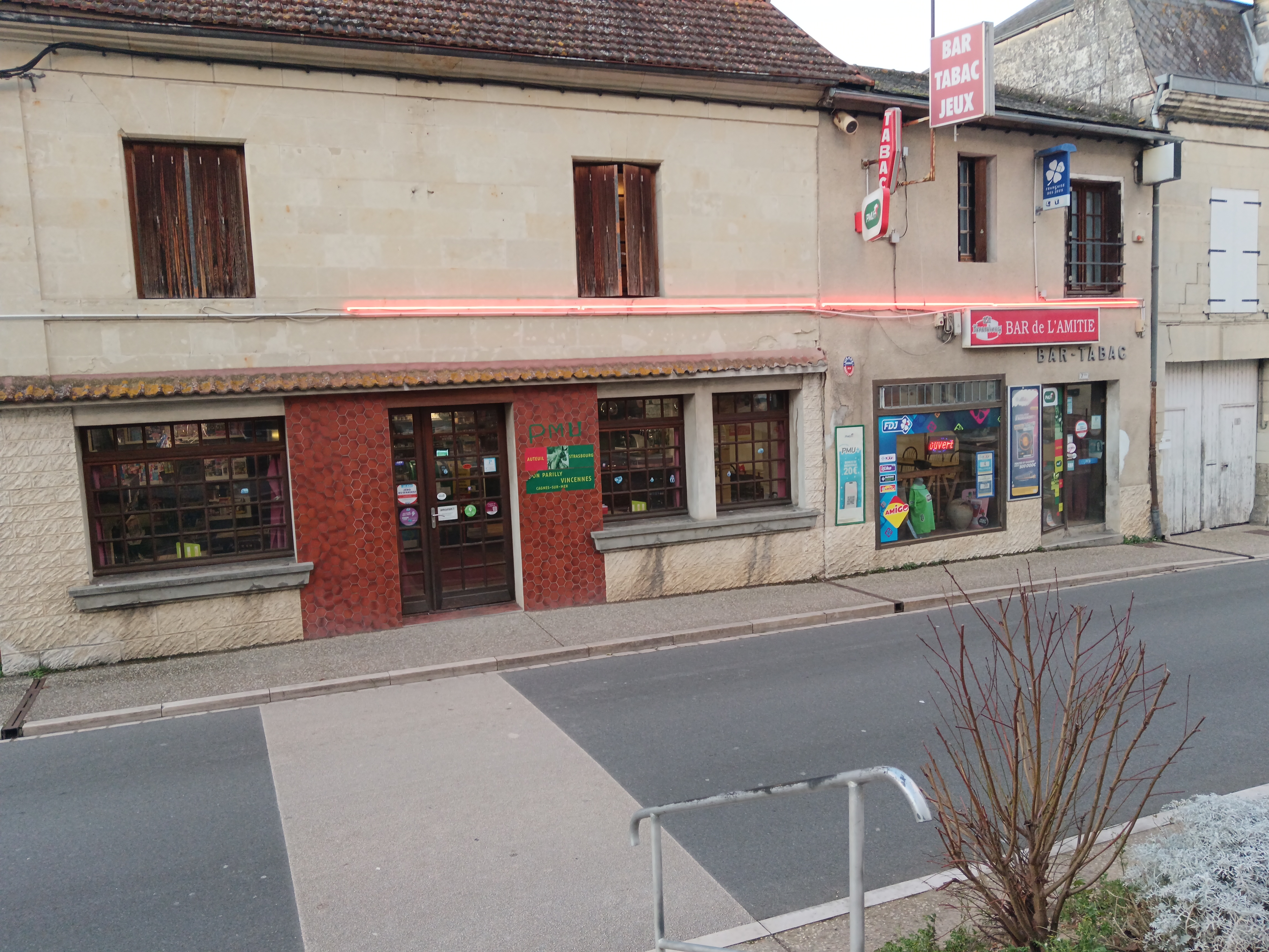 Petite affaire dans centre bourg 
Entouré de commerces situé proche du Futuroscope Poitiers et a 5 minutes du center parc le bois aux daims dans le 86 établissement idéal pour un couple logement au dessus de l établissement école