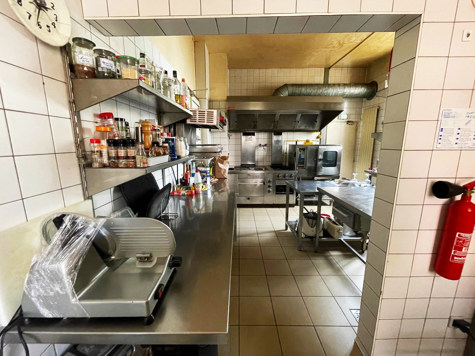 Recherche repreneurs pour notre hôtel Restaurant, situé au cœur de la vallée de Saint Amarin au pied du Grand Ballon.

Superficie 640m2 sur 4 niveaux :
*Rez-de-chaussée :  1 cuisine, 2 salles de restaurant 30  et 80 couverts avec  1 cheminée pour la cuisson des viandes,  
ainsi qu'une terrasse de 20 cvts.
*1er étage : 6 chambres pouvant accueillir 16 pers et 1 appartement de fonction 80m2. 
*2eme étage comble aménageable possible.
*Sous-sol  1 cave
*1 cour avec 3 garages