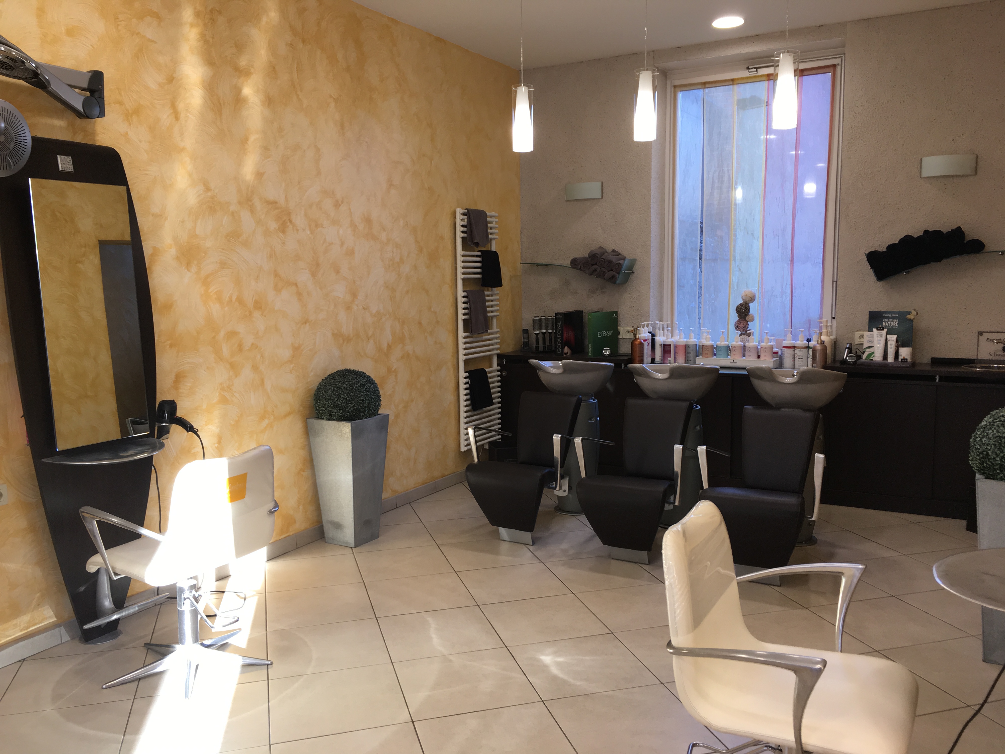 BLOIS, fond de commerce coiffure mixte, emplacement stratégique en centre ville, bénéficiant d'une excellente visibilité. Clientèle fidèle et régulière depuis 20 ans.
Accessibilité : proche parkings, transports en commun, administrations et commerces.
Salon de coiffure entièrement équipé et décoré avec goût.
Surface commerciale : 47m2 (salle d’attente, espace coiffure, coin technique, sanitaires) et cave (réserve, 1 lave linge, 1 sèche linge et 2 ballons d’eau chaude).
Aménagement : 3 bacs, 6 postes de travail, mobilier en très bon état, 2 climazons, 2 casques mise en plis, climatisation.
Effectifs : cheffe d’entreprise et 2 employées.
Belle opportunité pour un professionnel souhaitant s'installer ou investir dans un emplacement stratégique, visibilité web (site web, compte facebook, instagram et google).
Prix : Fond de commerce : 70 000 €, Loyer : 800 €/mois bail3/6/9.
J'accompagne le repreneur dans ses démarches (prévisionnel, plan de financement, démarches bancaires)
