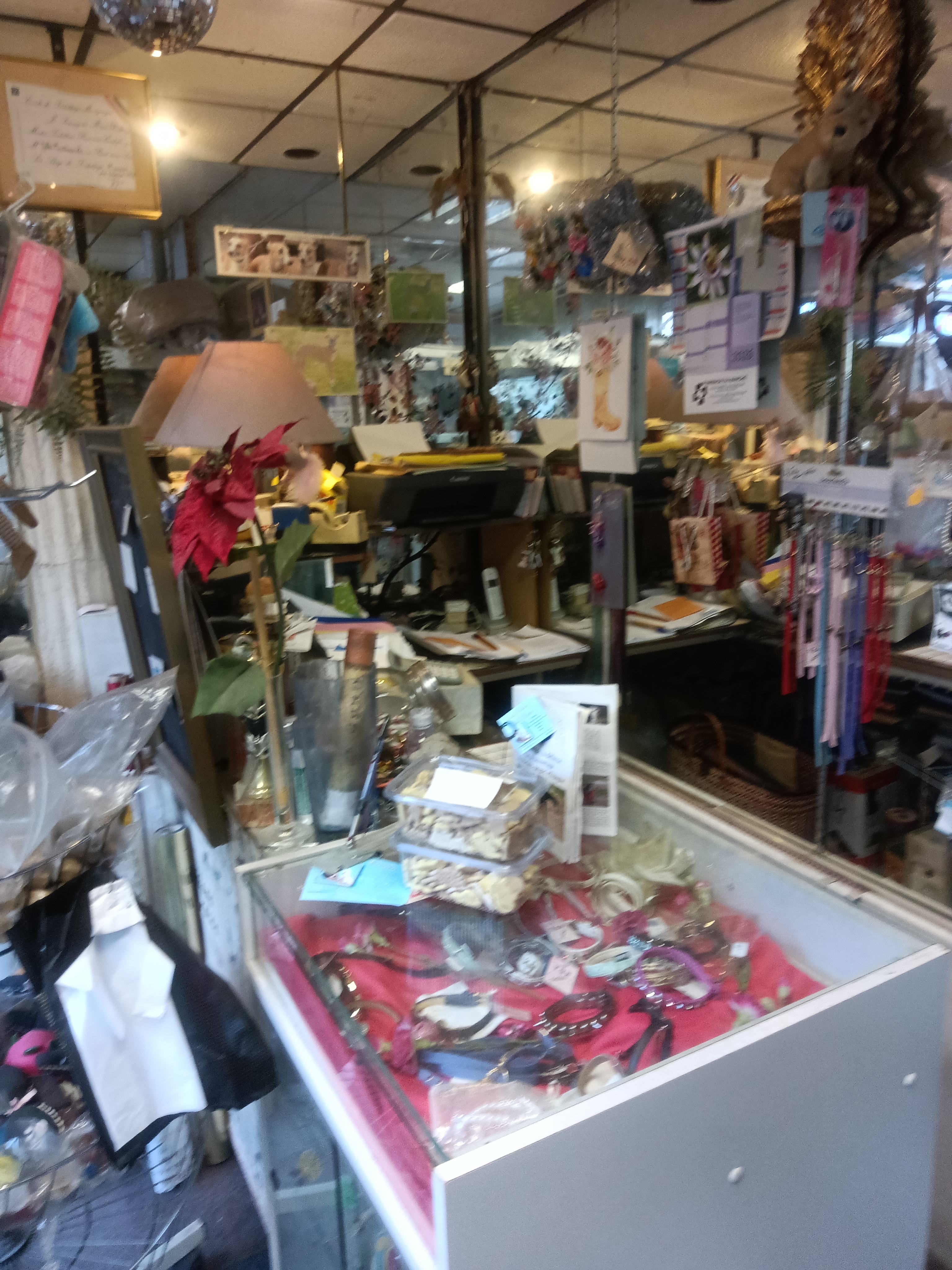 Salon de toilettage historique – Opportunité rare à 130 000 €
Description du bien :
À vendre à La Seyne-sur-Mer (Var), l'ensemble Murs et Fonds de commerce d’un salon de toilettage canin de grande renommée, tenu avec succès par le même exploitant depuis 37 ans.
D’une surface de 27 m², ce local climatisé bénéficie d'une excellente visibilité et d'une clientèle locale solidement établie. Grâce à son emplacement et son aménagement, ce local offre également une visibilité et une possibilité pour tout autre type de commerce.
Équipements et prestations :
• Climatisation installée pour le confort thermique toutes saisons.
• Esthétique soignée avec une bâche neuve sur la façade.
• Sécurité optimale assurée par un store métallique motorisé.
• Local entièrement équipé pour l'activité de toilettage (prêt à travailler immédiatement).
Accompagnement et transmission :
• Clientèle fidèle et historique sur près de 4 décennies.
• Transition sereine : Le cédant propose un suivi et une formation si nécessaire pour accompagner le repreneur dans sa prise en main et lui transmettre les spécificités de la clientèle.
Prix de vente (Murs et Fonds inclus) : 130 000 €