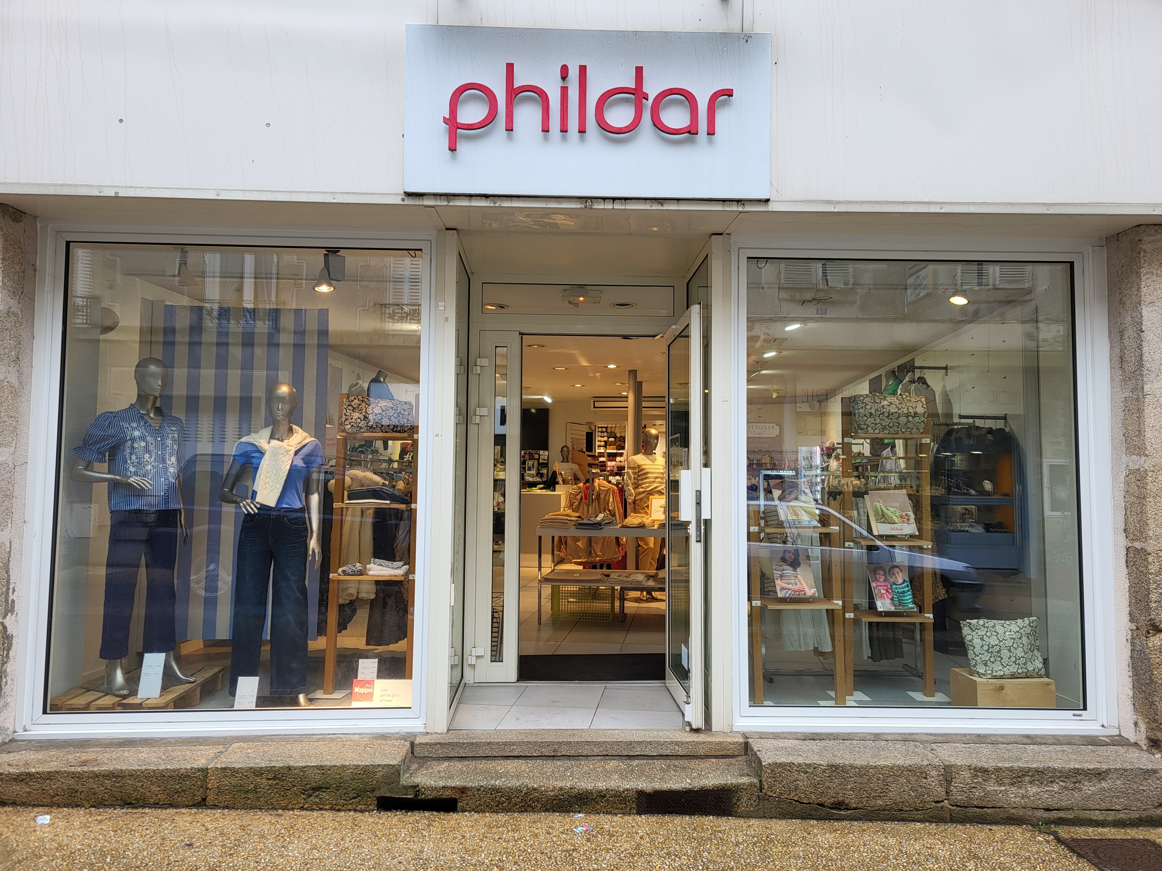 [COMMERCE A VENDRE] 📢

🧵 Et si votre prochain projet entrepreneurial prenait vie à La Souterraine ?

Une belle opportunité s’offre à vous avec la reprise d’un commerce de prêt-à-porter multimarques et fil à tricoter (Boutique Phildar), idéalement situé en plein cœur de ville.

Pourquoi ce commerce mérite votre attention ?
• Emplacement stratégique avec forte visibilité (vitrine neuve et lumineuse)
• Clientèle fidèle construite sur plusieurs années
• Flux complémentaire avec une clientèle touristique estivale
• Magasin en excellent état, fonctionnel et prêt à travailler immédiatement
• Surface confortable : 80 m² de vente + 20 m² de réserve
• Stationnement à proximité

📊 Des bases solides pour entreprendre :
• Chiffre d’affaires : 110 000 € HT (2025)
• Prix du fonds : 20 000 €
• Stock en sus (estimé entre 40 000 € et 60 000 €)
• Loyer annuel attractif : 7 200 €

Que vous soyez commerçant expérimenté ou porteur de projet en reconversion, cette boutique représente une opportunité accessible pour entreprendre avec un risque maîtrisé, dans une ville dynamique à taille humaine.

📍 La Ville de La Souterraine, c’est aussi un cadre de vie agréable, une vie locale active et un environnement propice au développement de votre activité.

📞 Informations et contact :
Muriel PERUCAUD : 06.82.93.46.75