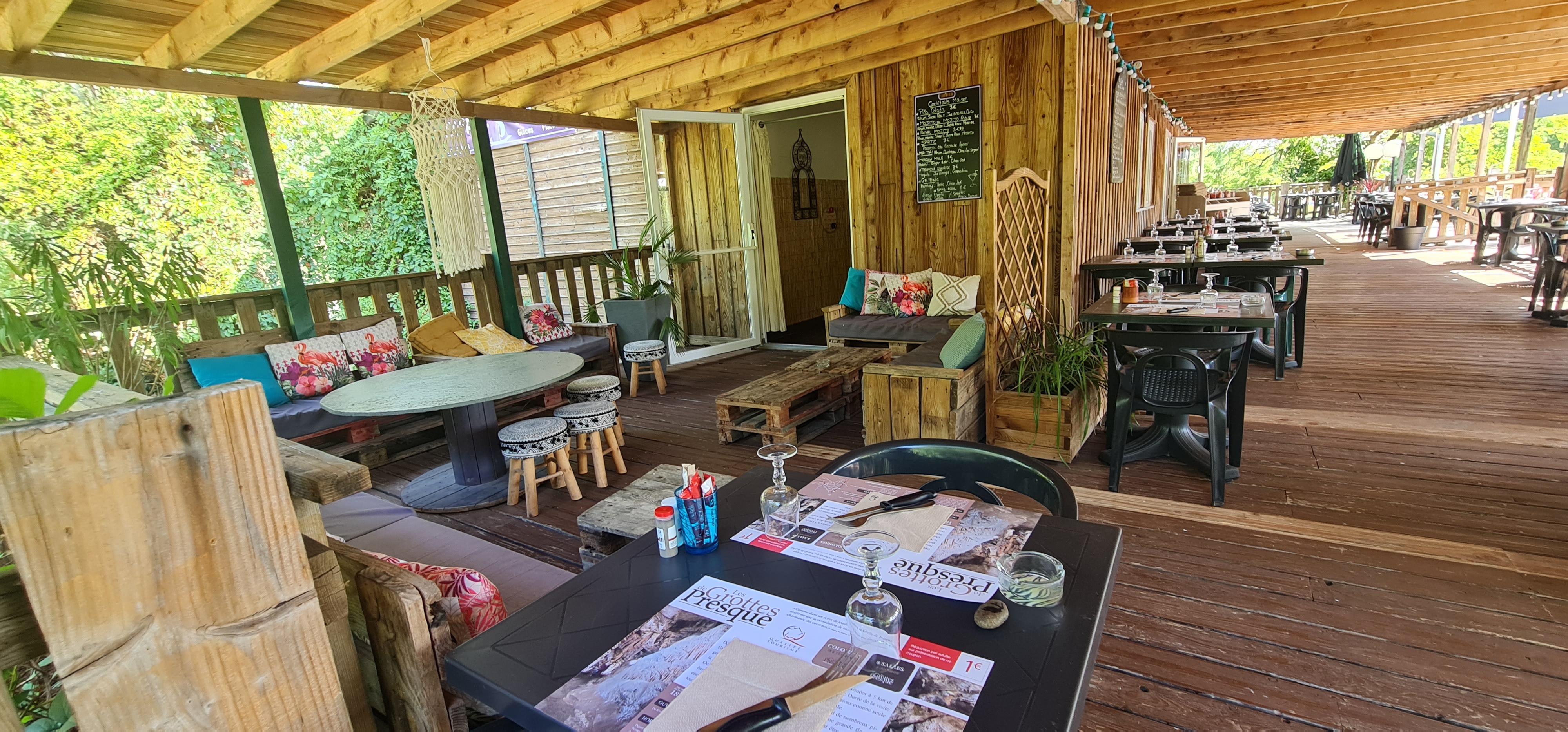Dans la région, qui ne connaît pas La gabare ?!
Situé à Vayrac, ce restaurant familial a une très bonne critique sur différents sites et son chiffre d'affaire, déjà intéressant, est en continuelle progression. Actuellement il fonctionne avec 6 personnes (3 en cuisine et 3 au service).
Construit en 1979, il est en bon état et dispose d'une cuisine équipée avec entre autre un four mixte. Côté Bar, il bénéficie d'une pompe à bière, d'une machine à glaçons, d'un lave-verres séchant...
La salle de restauration de 60 couverts est très agréable et chaleureuse.
À l'extérieur, vous trouverez une terrasse couverte accueillante d'une capacité de 130 couverts et avec un coin salon conviviale.
Le sous-sol est un espace de rangement nécessaire. 
Implanté sur un beau terrain  de 2227 m² avec places de parking, il possède sa propre piscine pour profiter des journées ensoleillées. Vous apprécierez également le calme ambiant de la localisation. 
Situé au cœur de la nature, saisissez cette incroyable opportunité d'acquérir ce beau restaurant en bordure de Dordogne !