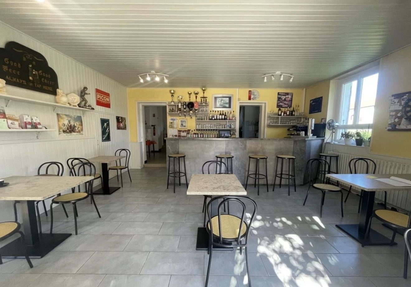 Bar, fonds de commerce, restaurant, traiteur 250 m² Monts-sur-Guesnes

📍 À vendre, fonds de commerce de bar / restaurant / traiteur, exploité sous l’enseigne Café du Cheval Blanc, idéalement situé au cœur de Monts-sur-Guesnes (86420), commune dynamique du nord de la Vienne, à proximité du Center Parcs du Bois aux Daims et à 15 min de Loudun.
  
  🔹 Détails de l'activité
  
  Type d’activité : Bar – Café - Restauration - Traiteur
  Licence IV incluse dans la vente
  Clientèle locale fidèle + fréquentation touristique 
  Affaire saine et rentable immédiatement, tenue depuis 25 ans
  Potentiel de développement 
  
  🔹 Locaux et équipements
  
  Salle principale avec comptoir équipé ; salle de restaurant 35 couverts et seconde salle de réception 100 couverts.
  Terrasse extérieure (24 couverts)
  Réserve, sanitaires, coin stockage, coin plonge séparé
  Logement de fonction à l’étage compris dans le bail commercial
  L'ensemble du matériel et du mobilier sont inclus dans la vente
  Normes ERP 
  
  🔹 Informations financières
  
  Prix de vente du fonds de commerce : 100 000 euros non négociable , frais de notaire à la charge de l’acheteur.

  Bail commercial 3/6/9 en cours
  Loyer mensuel : 534 euros TTC/mois
  1 salarié
  
  🔹 Accompagnement possible
  
  Le cédant est disposé à accompagner le repreneur lors de la transition pour faciliter la reprise de l’activité.
  
 Pour tout renseignement complémentaire ou visite, contactez moi directement au 0549228072

Surface : 250m²
Non soumis au DPE

Consommation énergie primaire : Non communiqué
Consommation énergie finale : Non communiqué